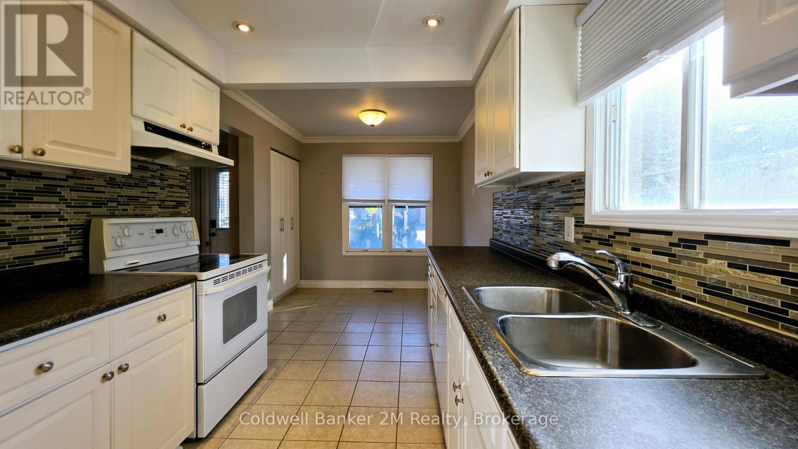852 Attersley Drive Property Photo 11