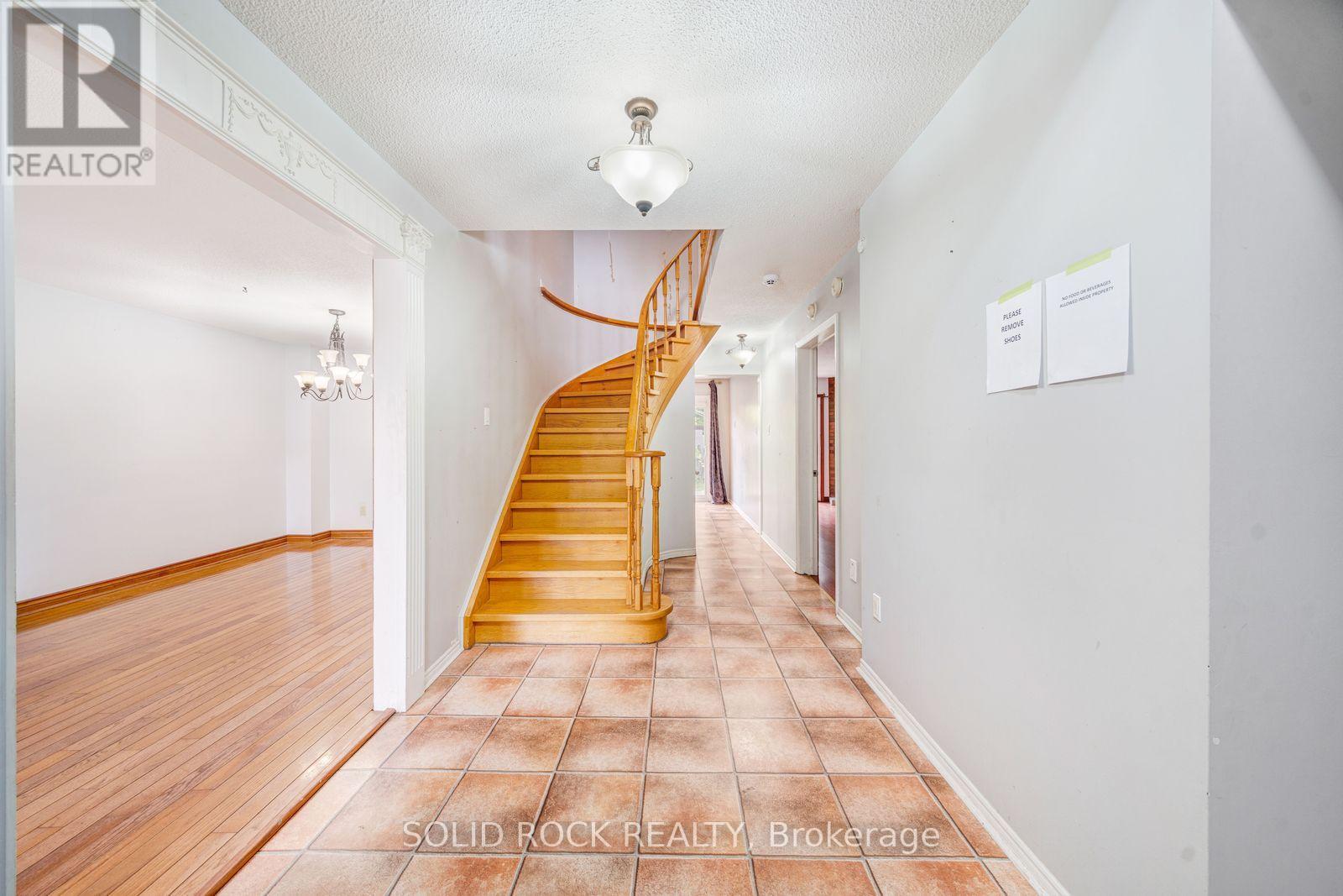 2394 Strathmore Crescent Property Photo 3