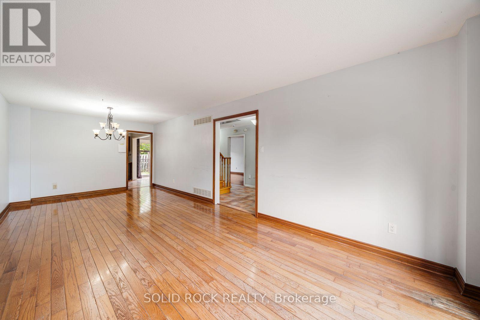 2394 Strathmore Crescent Property Photo 4