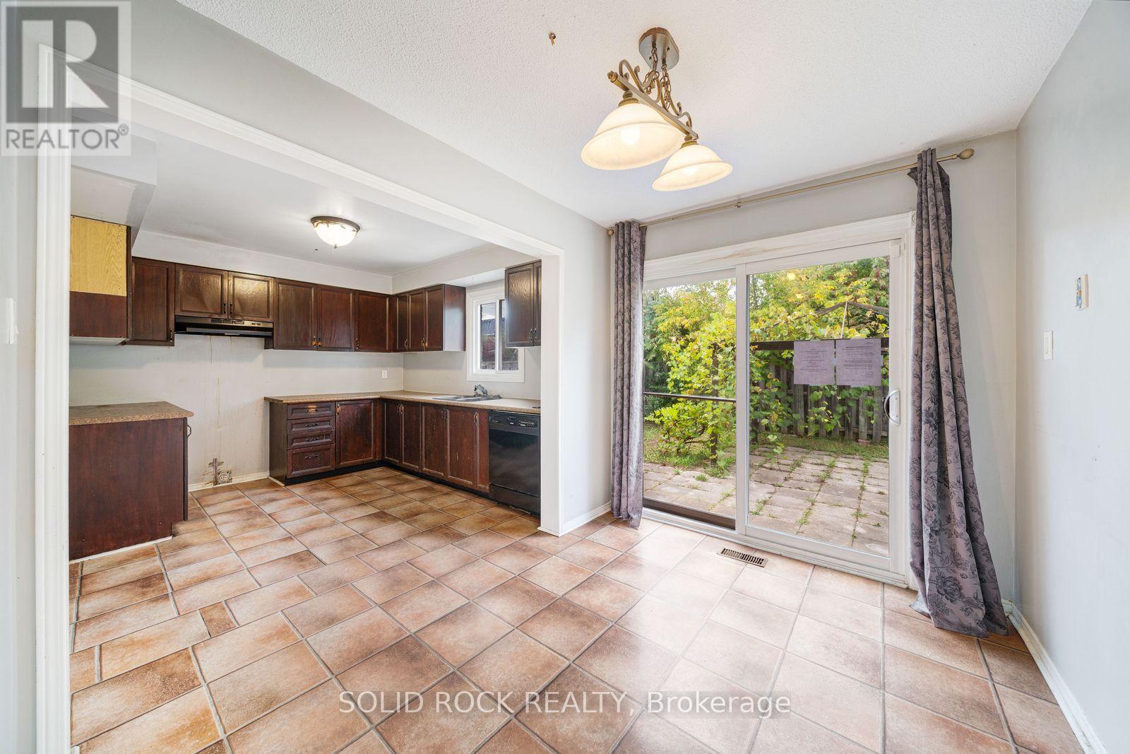 2394 Strathmore Crescent Property Photo 6