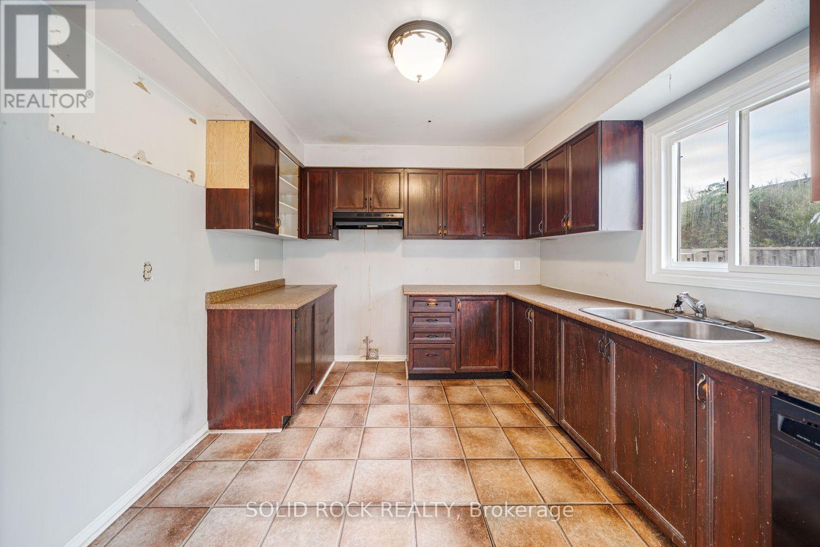 2394 Strathmore Crescent Property Photo 7