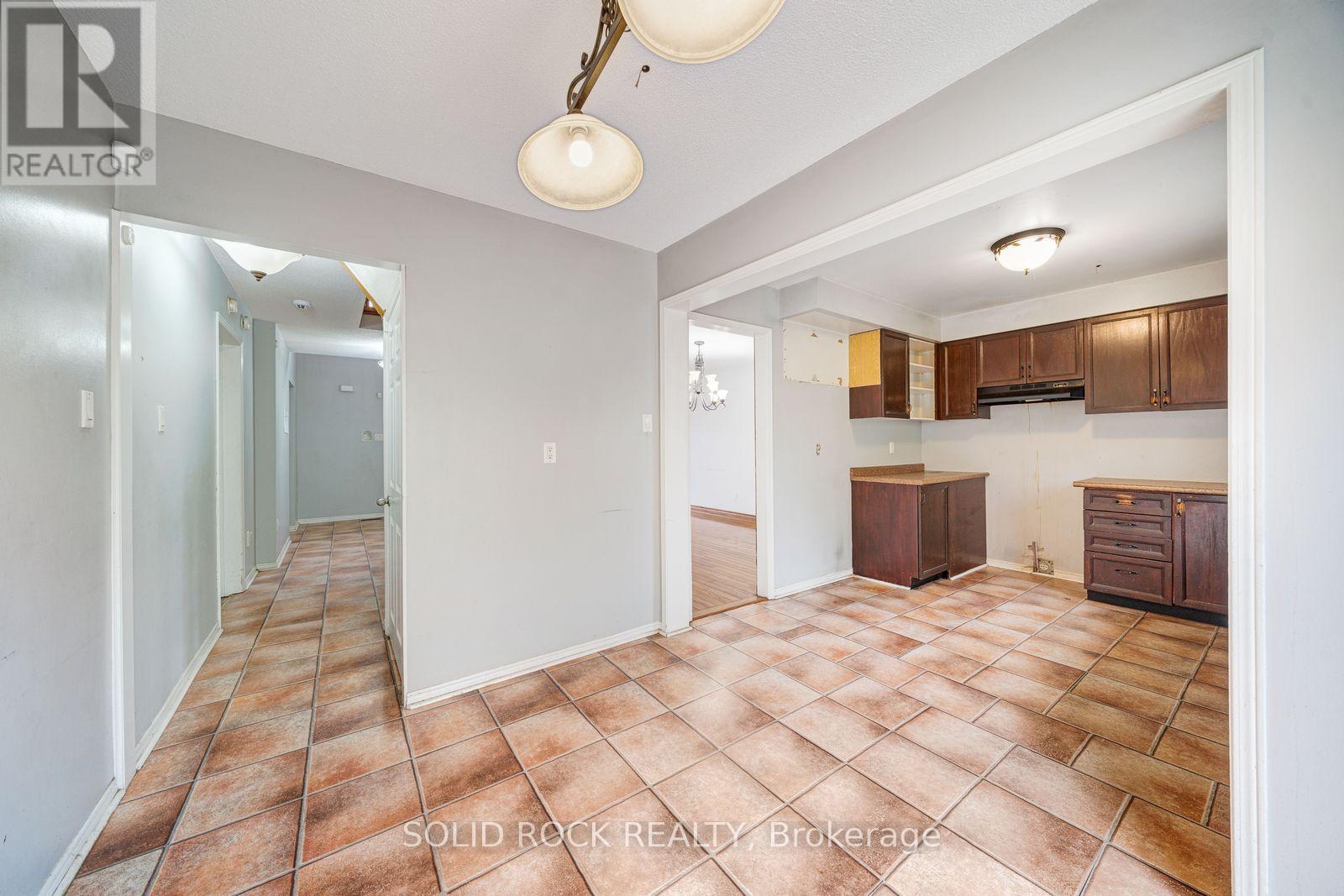 2394 Strathmore Crescent Property Photo 8