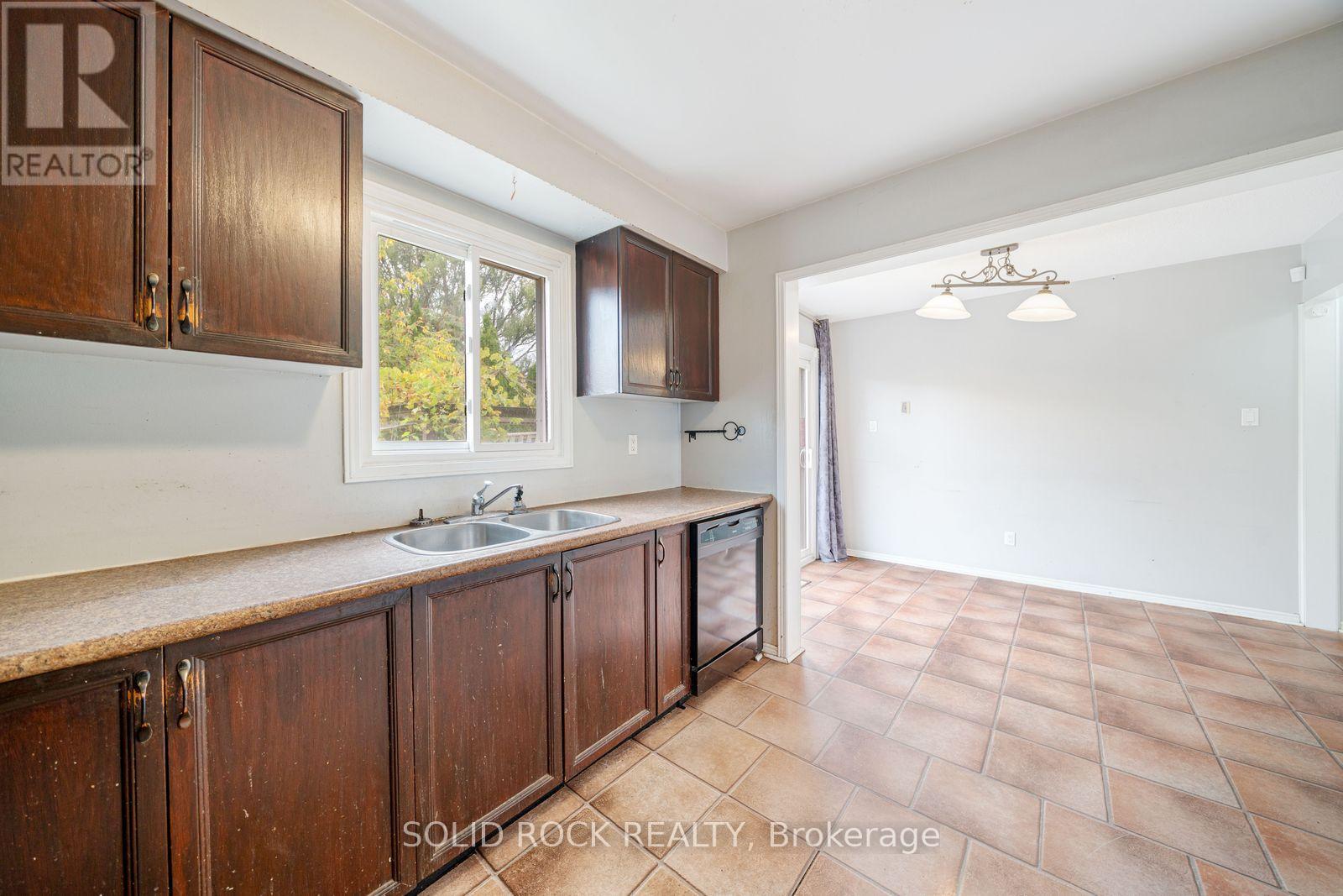 2394 Strathmore Crescent Property Photo 9