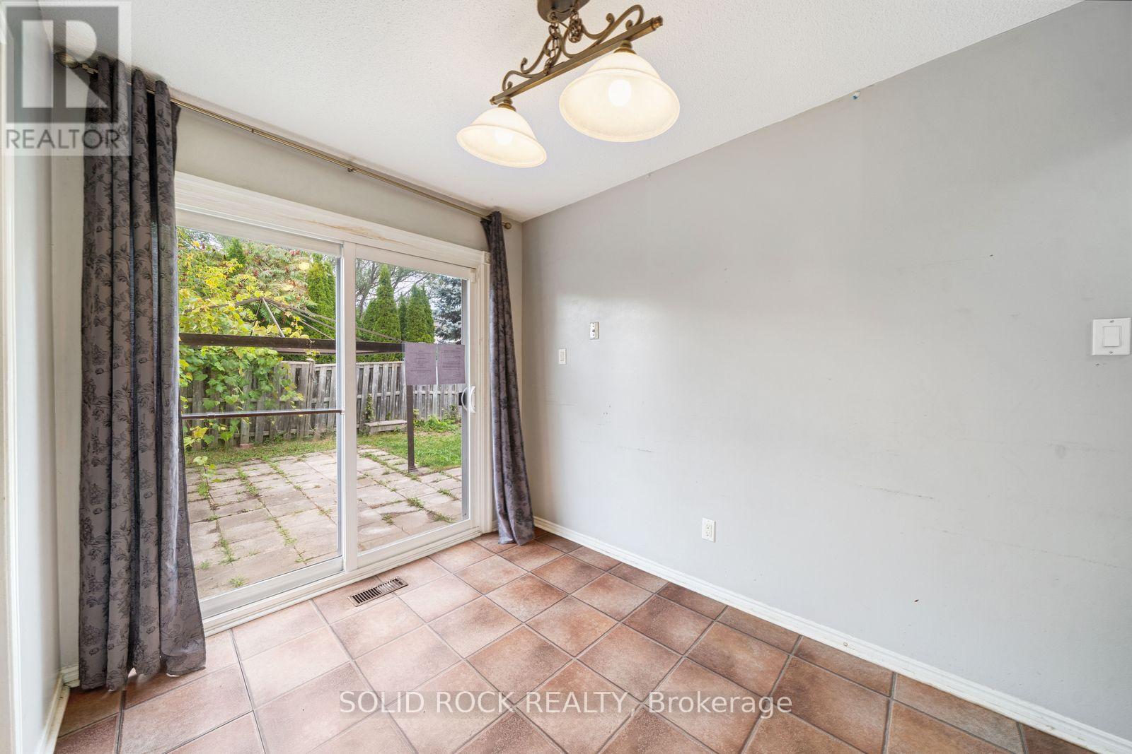 2394 Strathmore Crescent Property Photo 10