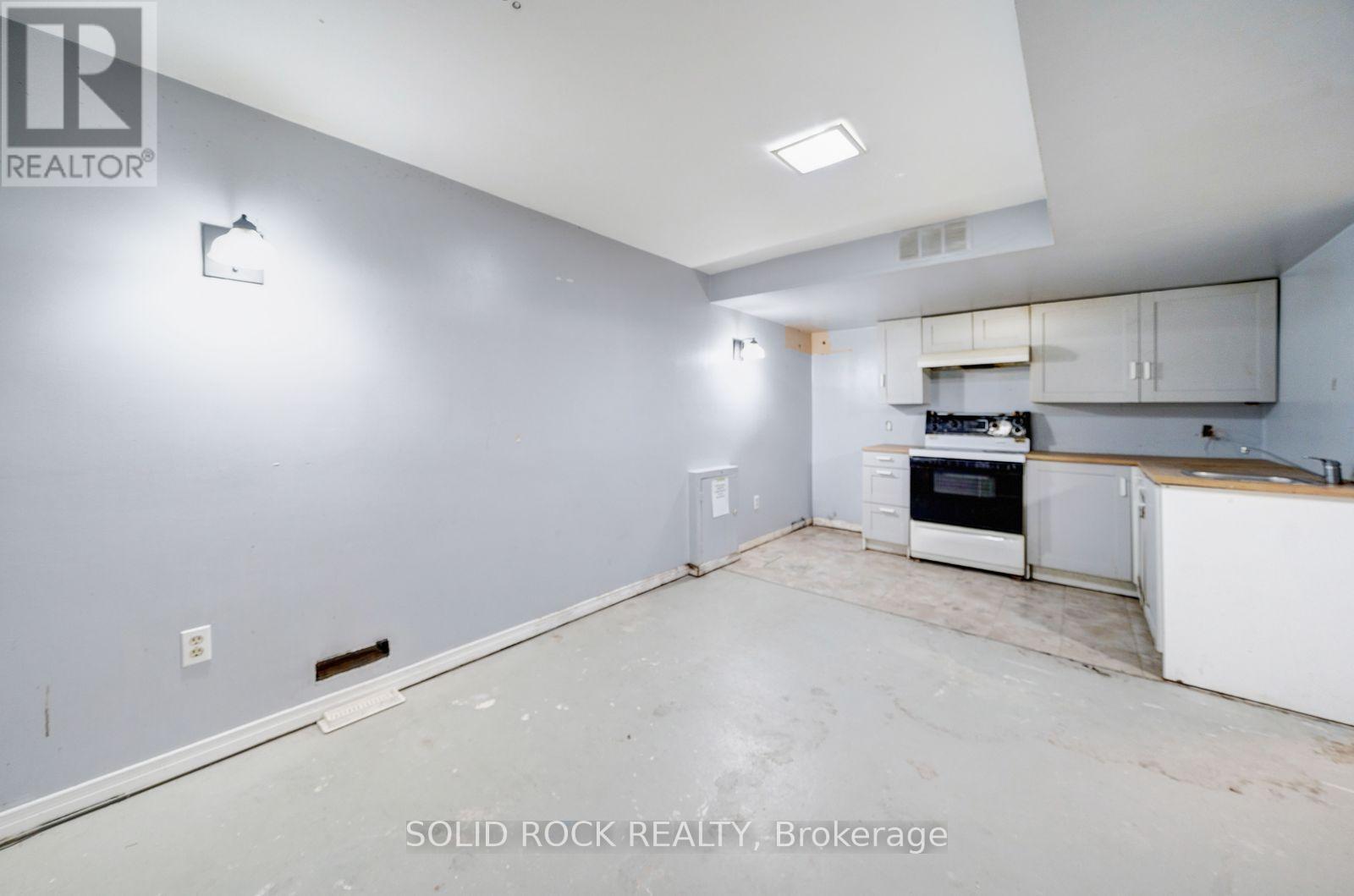 2394 Strathmore Crescent Property Photo 32