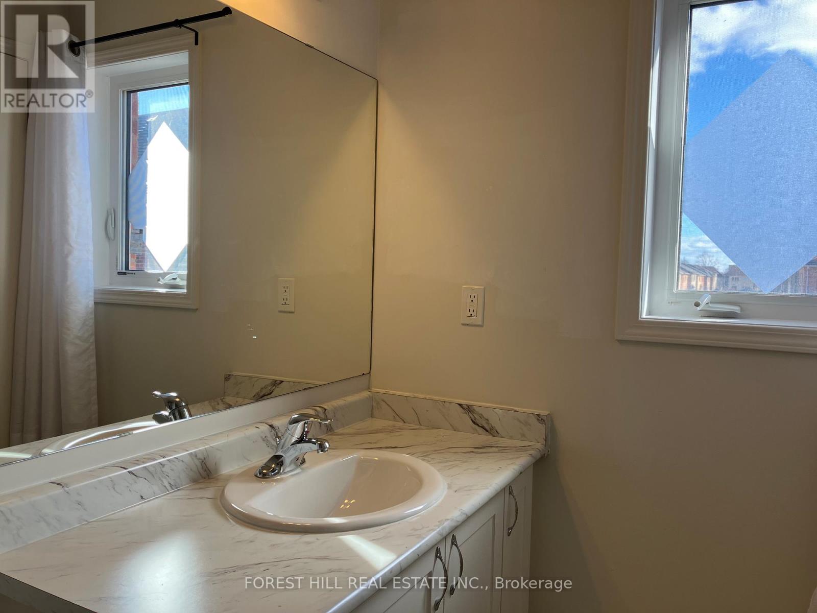2448 Equestrian Crescent Property Photo 16