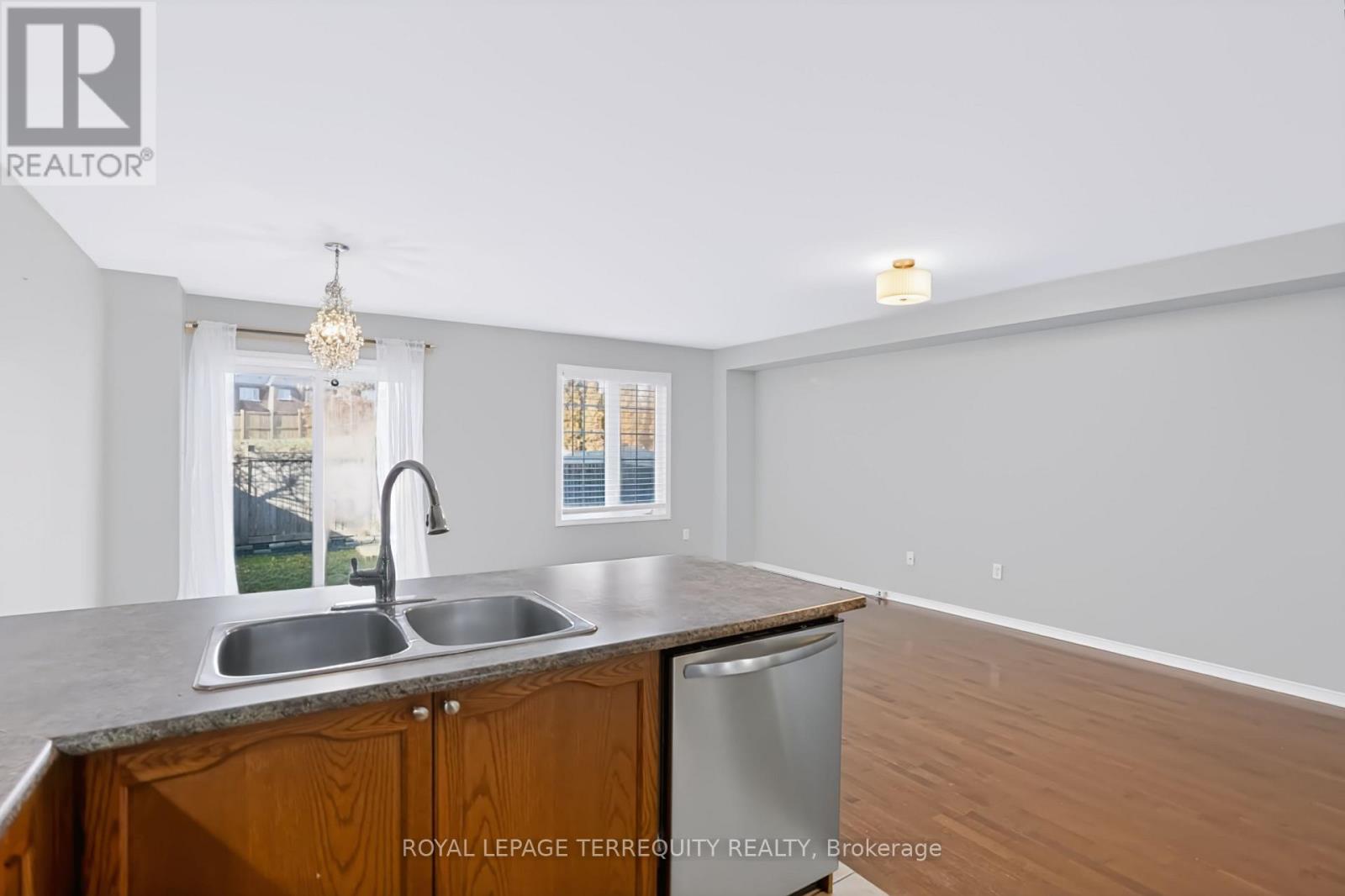 19 - 253 Sprucewood Crescent W Property Photo 5