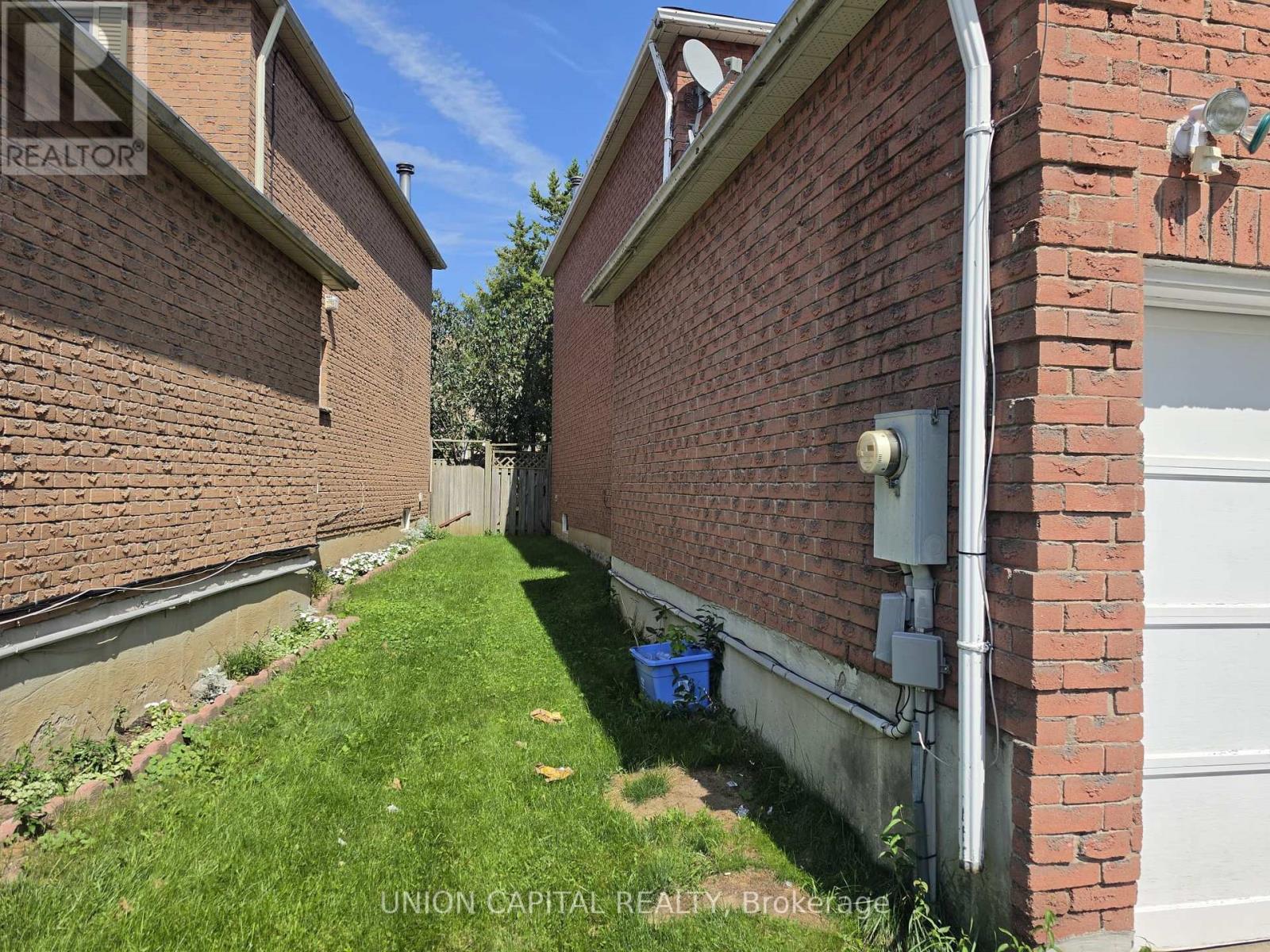 2363 Strathmore Crescent Property Photo 4