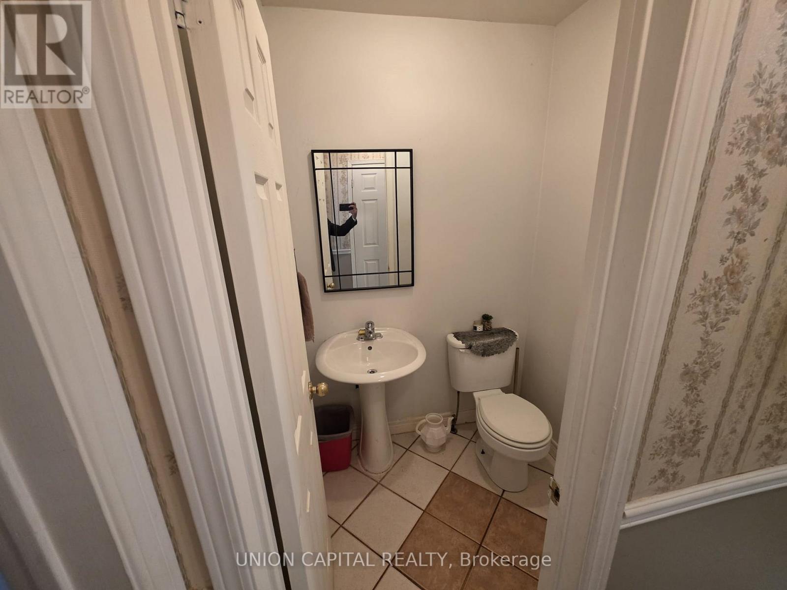 2363 Strathmore Crescent Property Photo 11