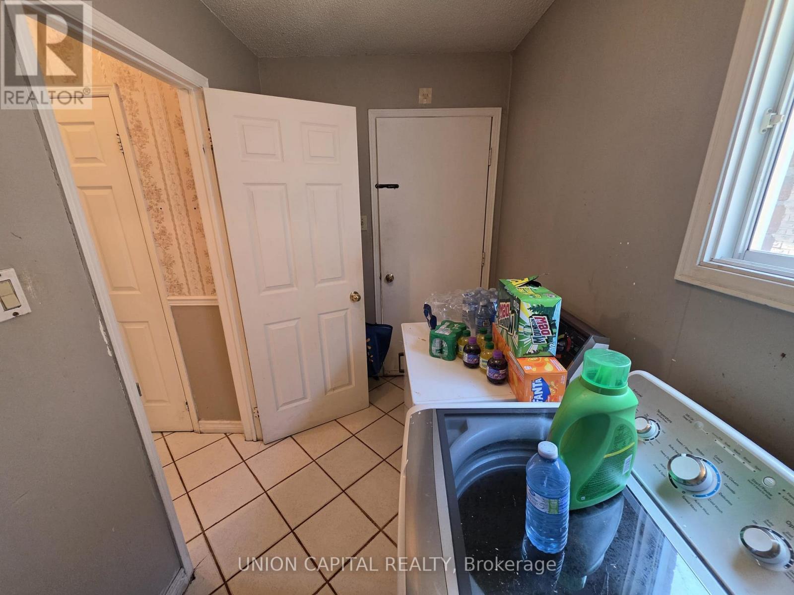 2363 Strathmore Crescent Property Photo 12