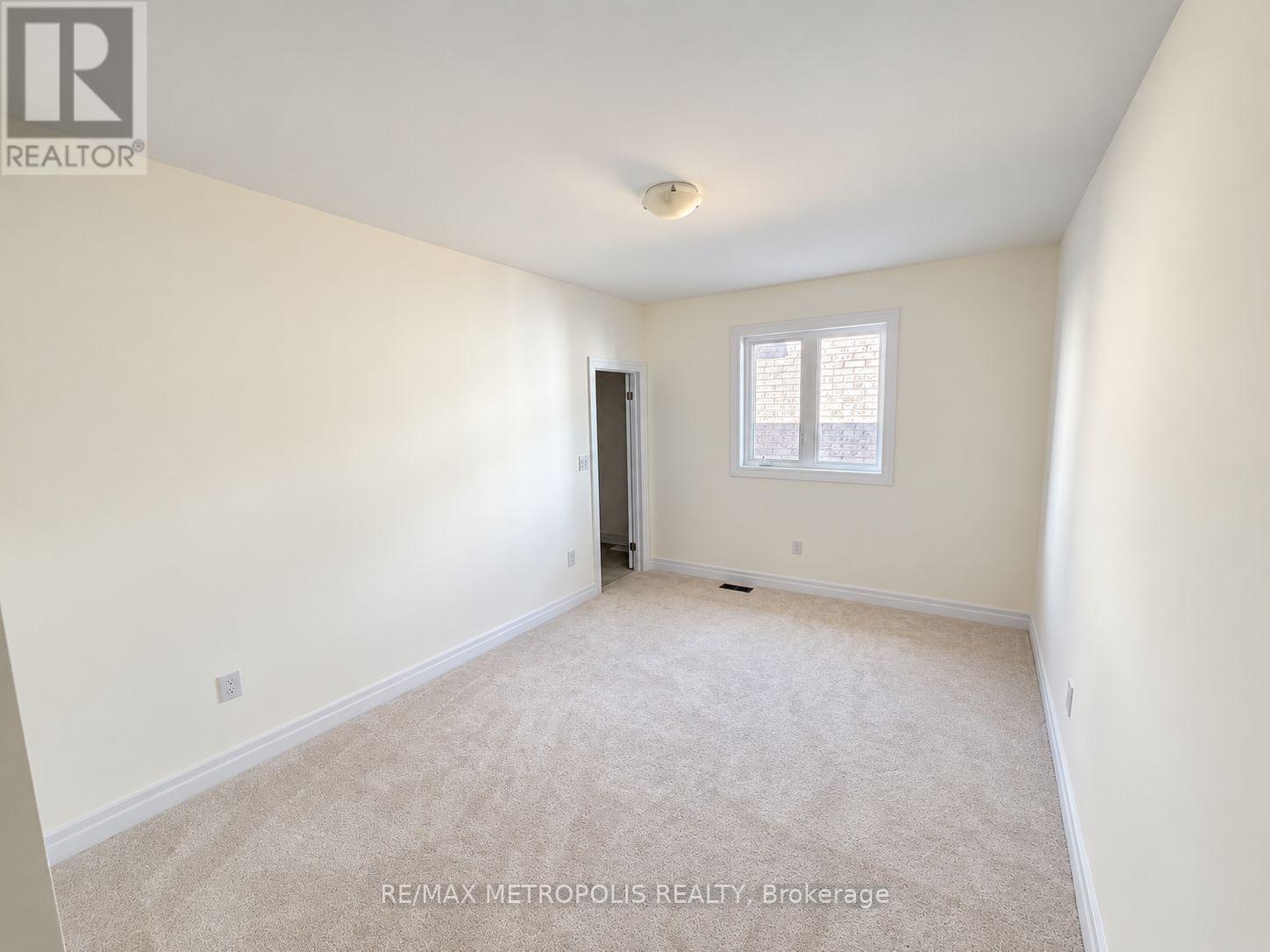 2224 Beckman Crescent Property Photo 2