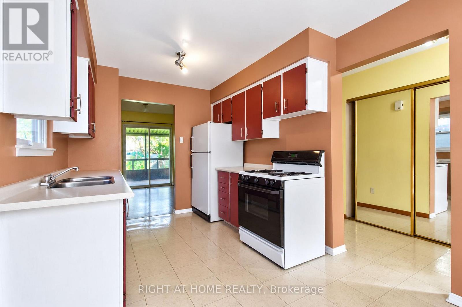 68 Trott Square Property Photo 8