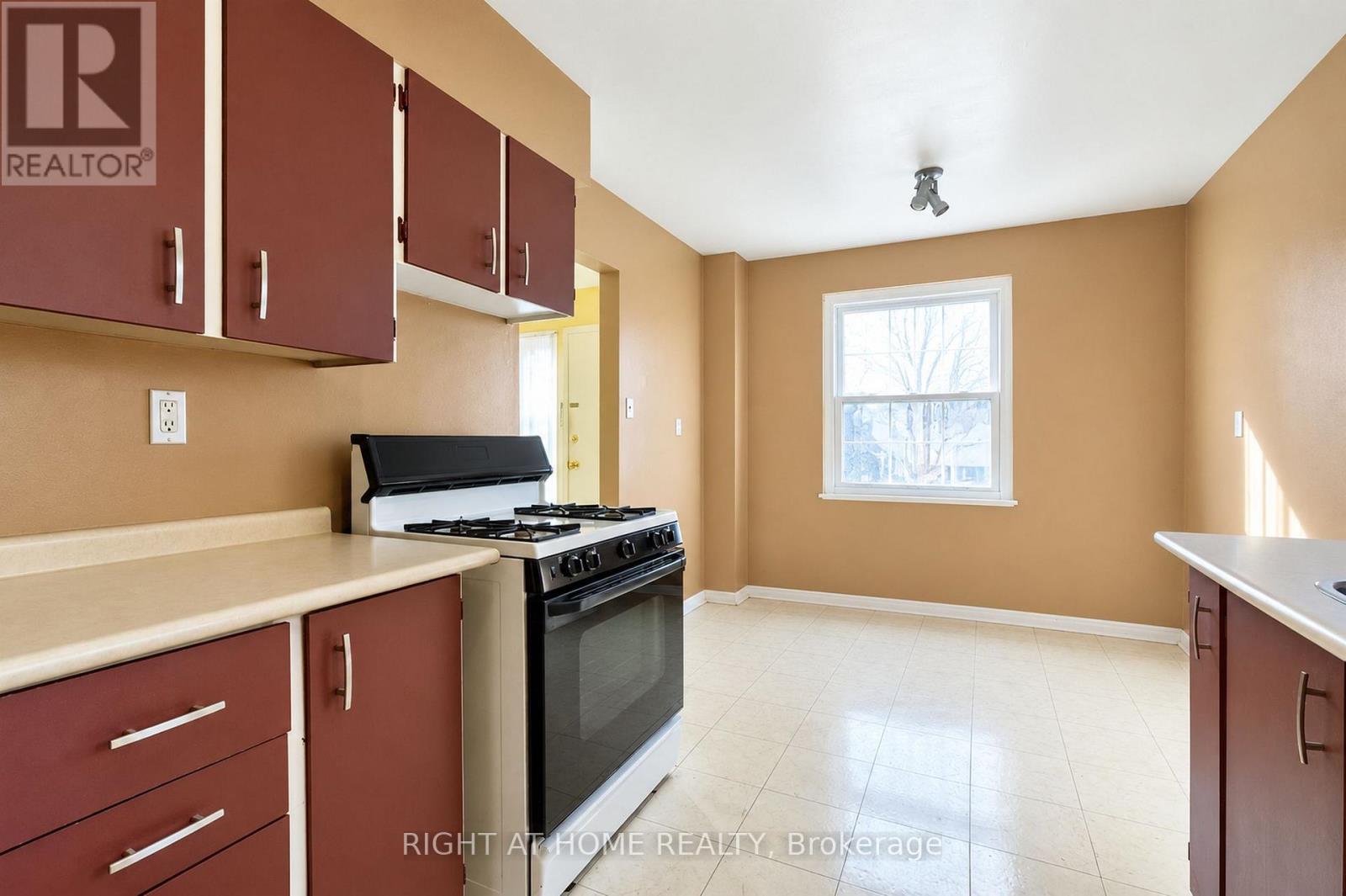68 Trott Square Property Photo 9