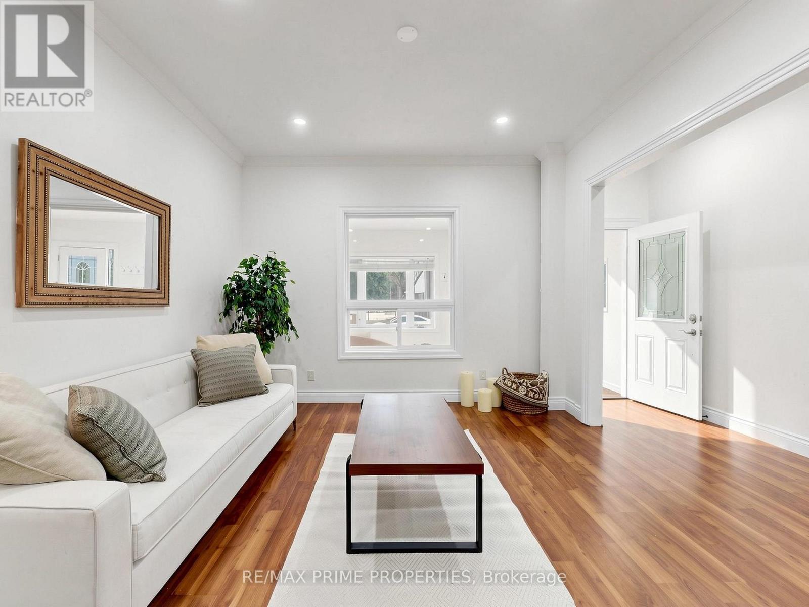 18 Dentonia Park Avenue Property Photo 2