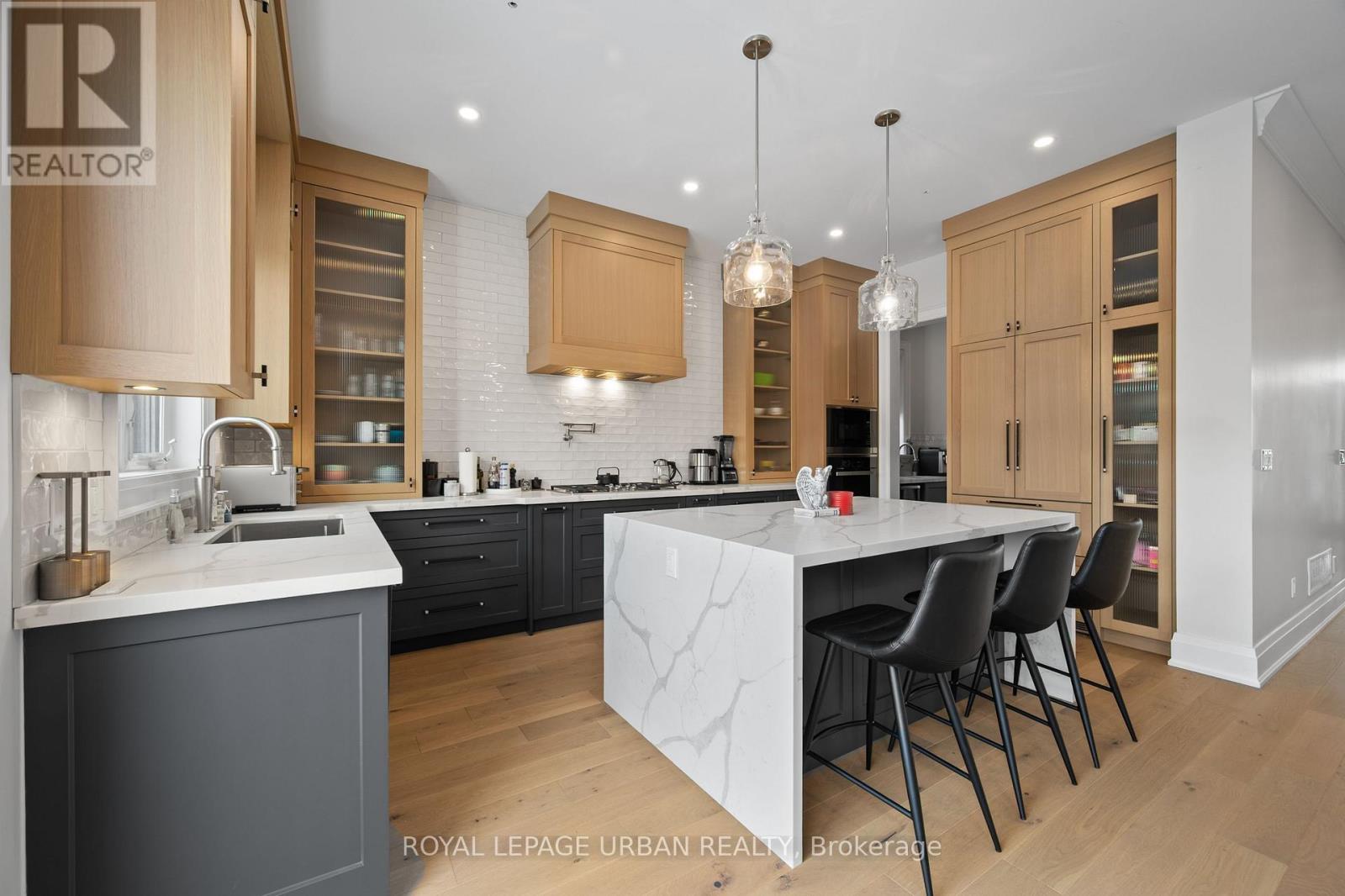 2540 St Clair Avenue E Property Photo 11
