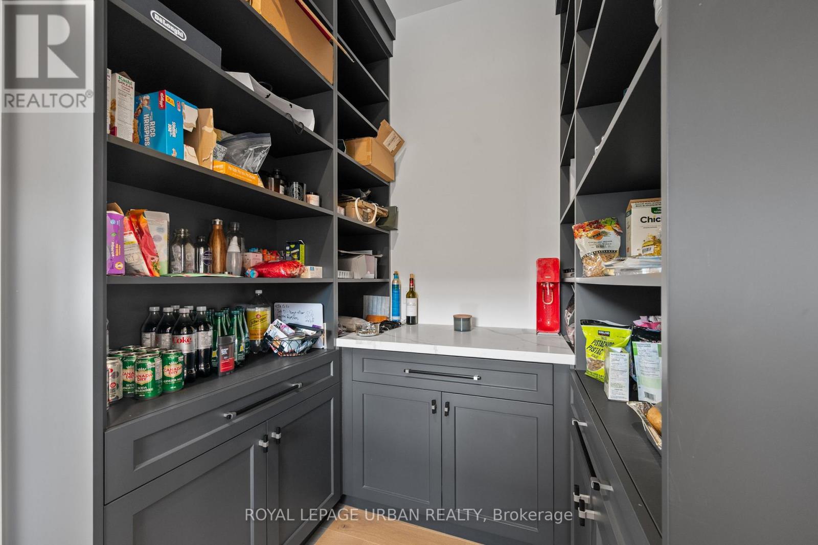 2540 St Clair Avenue E Property Photo 17