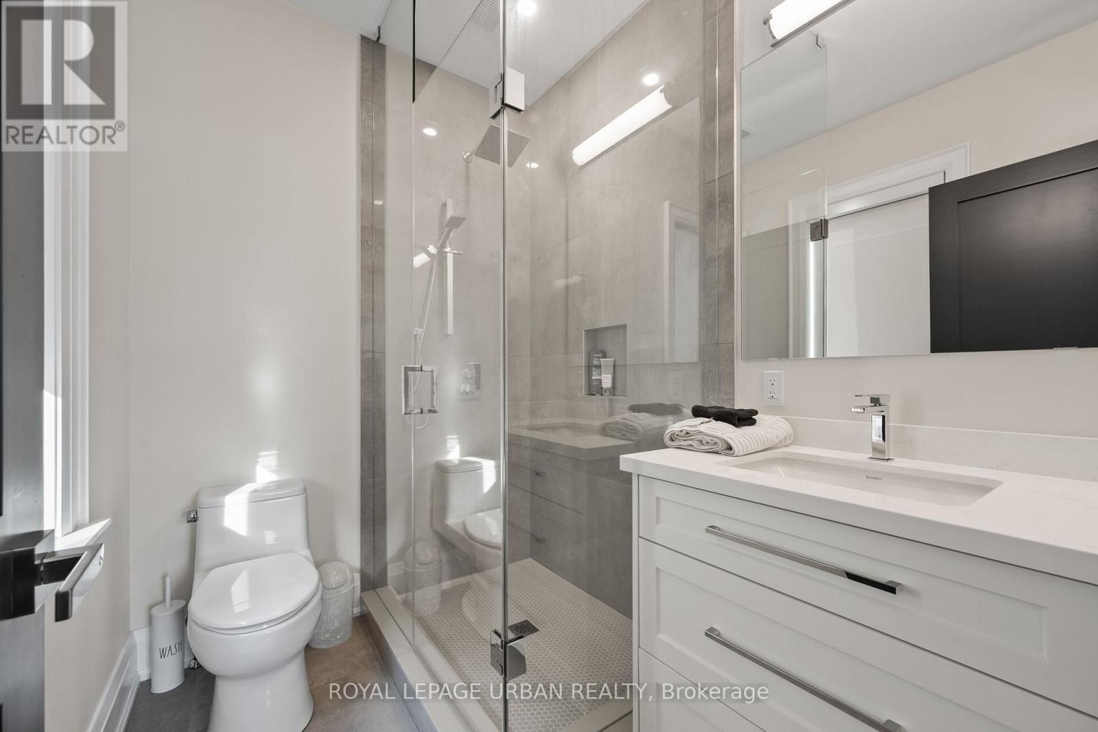 2540 St Clair Avenue E Property Photo 38