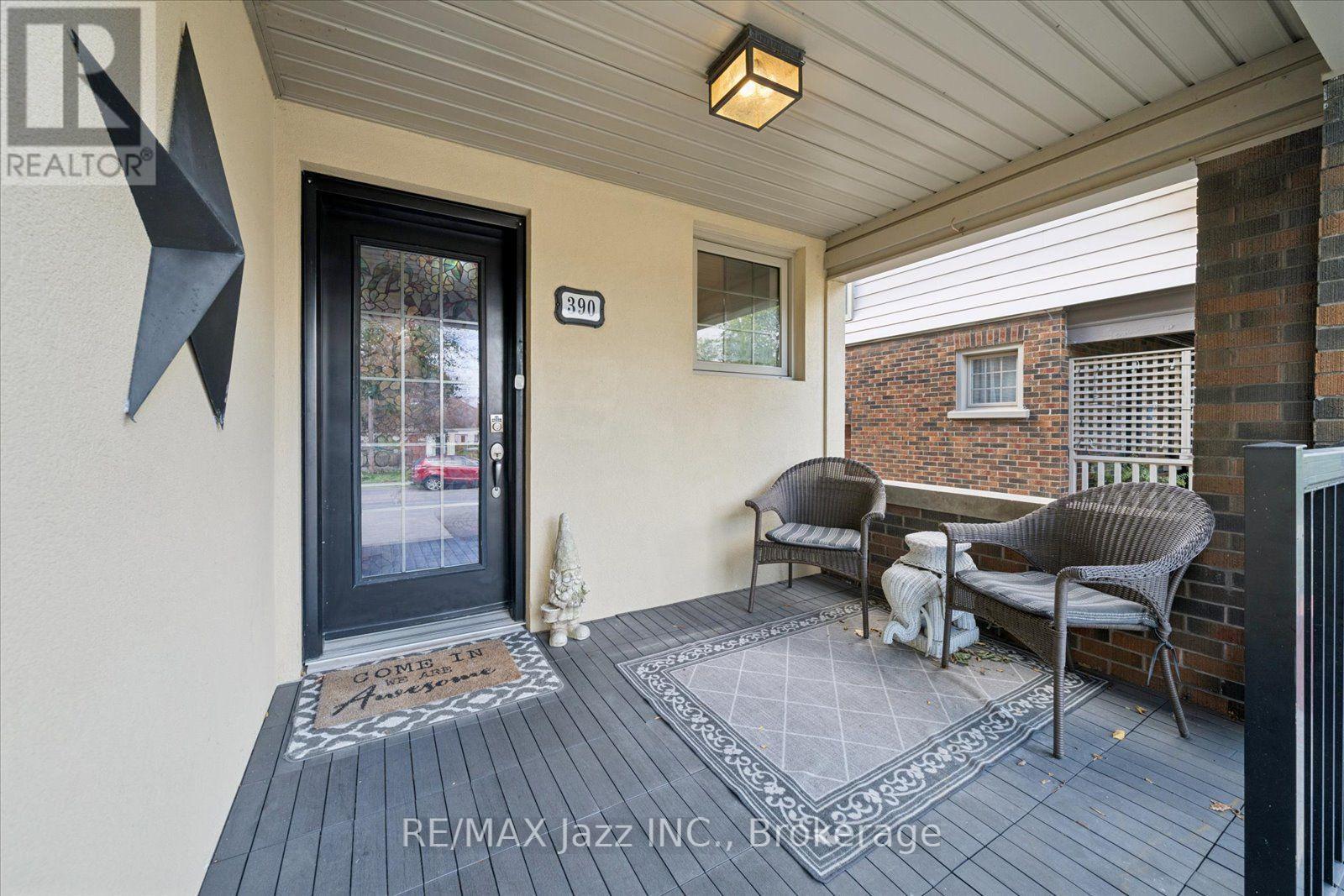 390 Mary Street N Property Photo 3