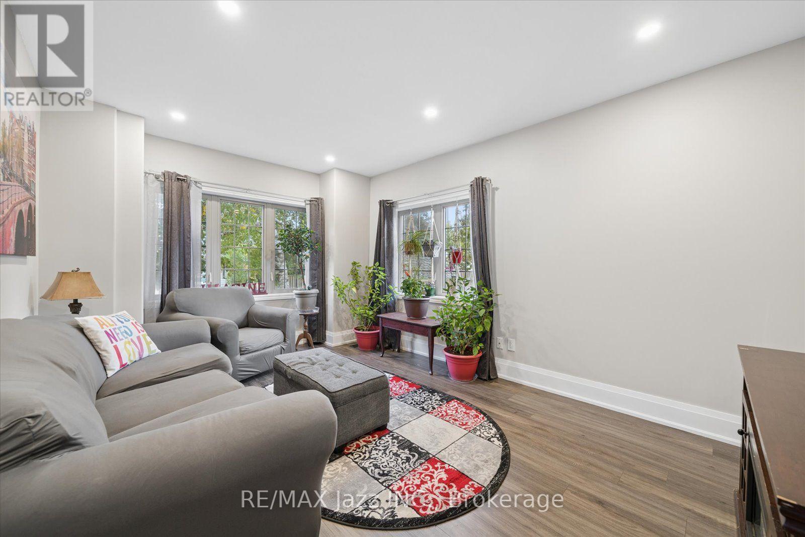390 Mary Street N Property Photo 8