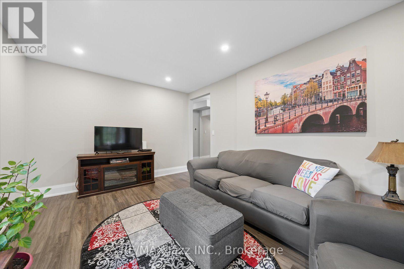 390 Mary Street N Property Photo 9