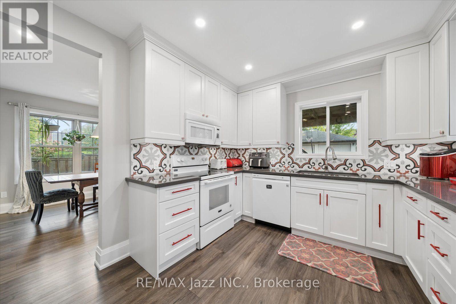 390 Mary Street N Property Photo 11
