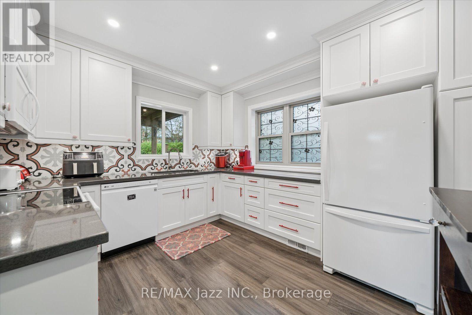 390 Mary Street N Property Photo 12