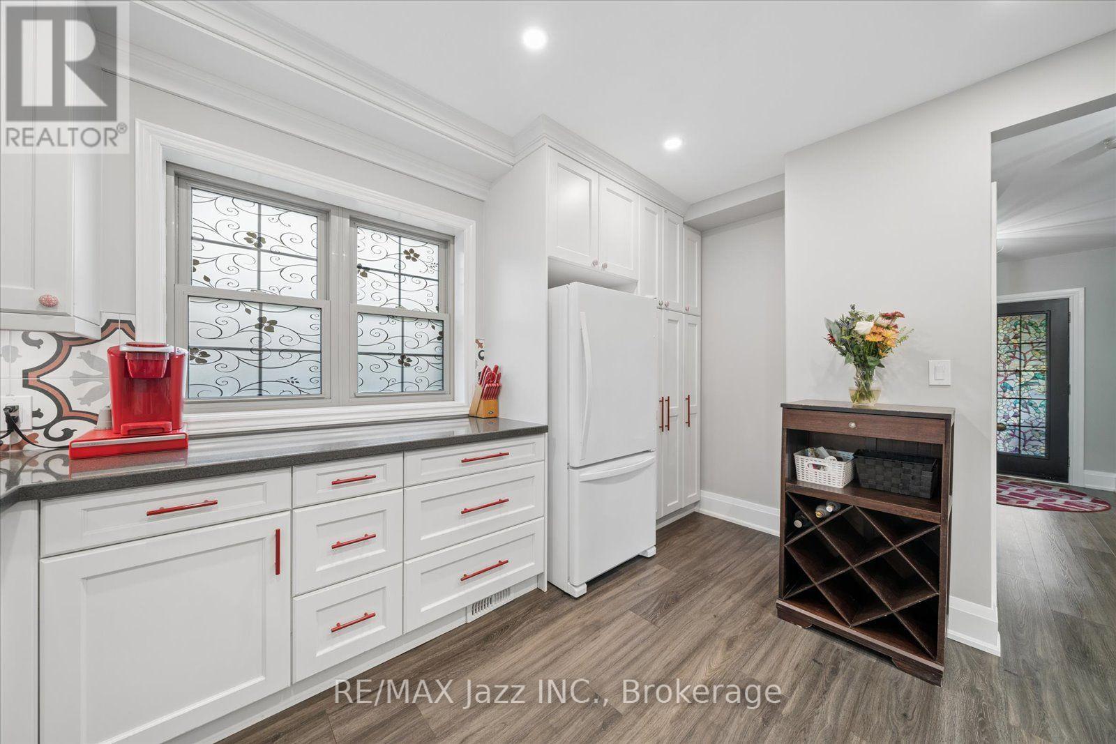390 Mary Street N Property Photo 13