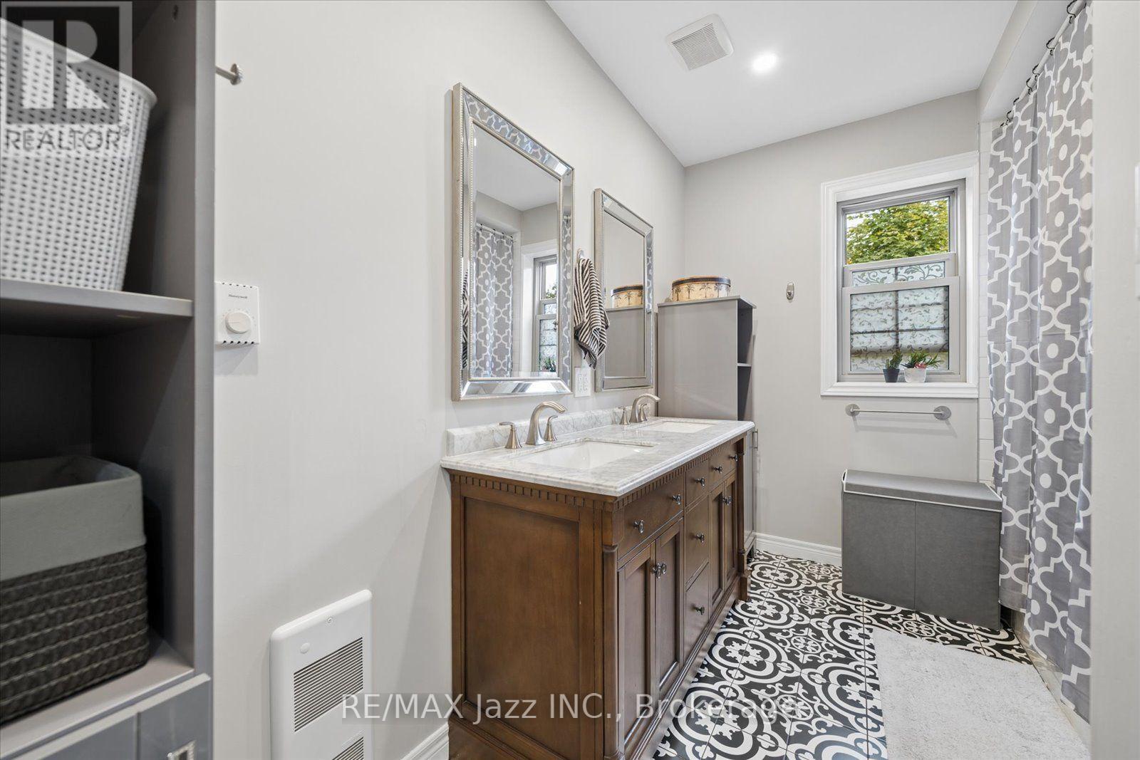 390 Mary Street N Property Photo 15