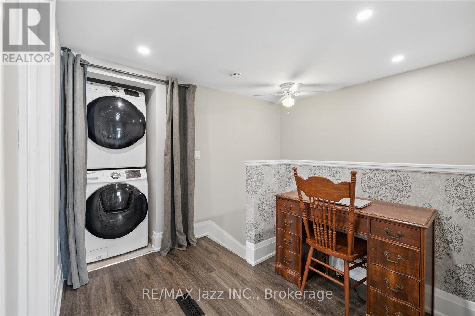 390 Mary Street N Property Photo 16