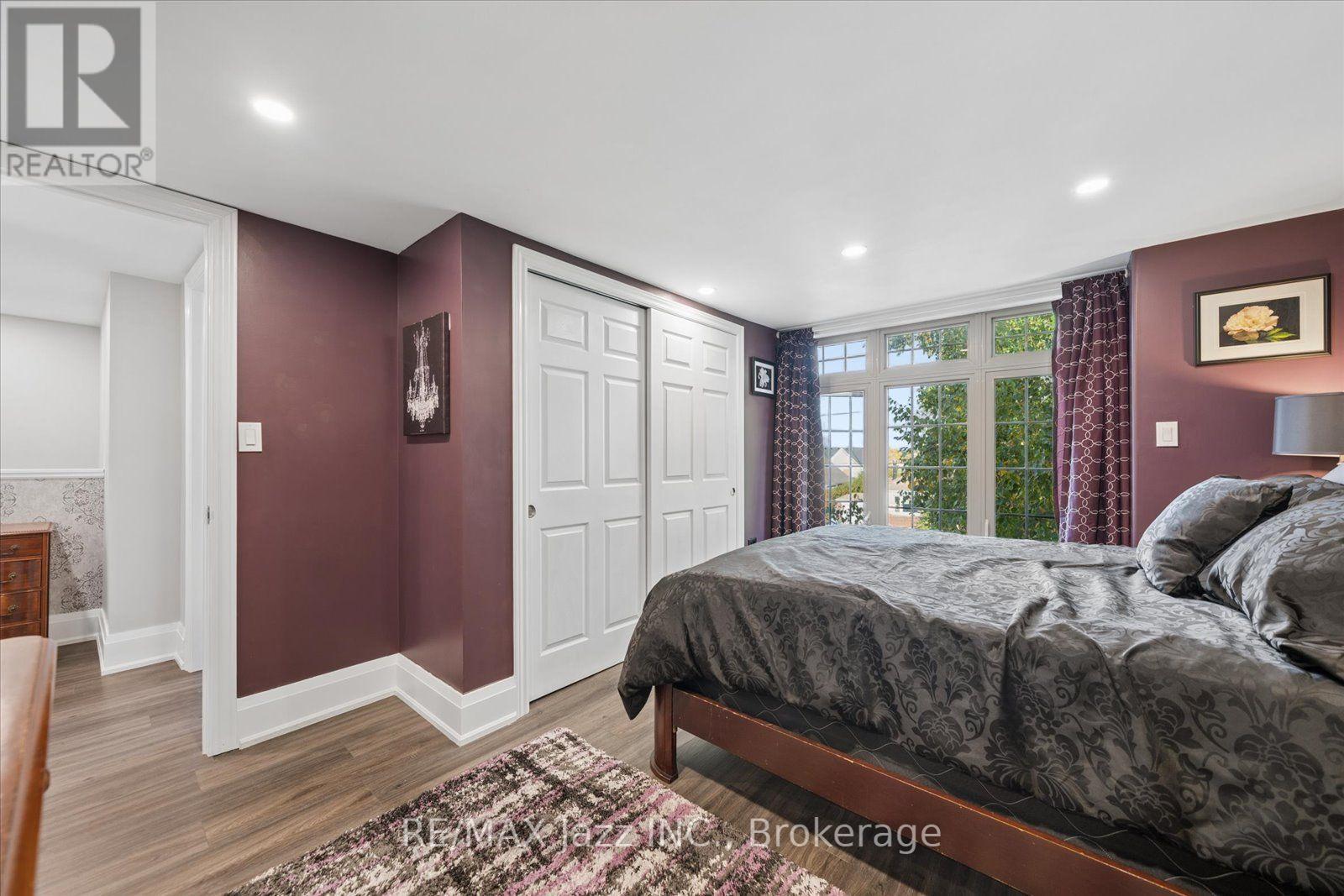 390 Mary Street N Property Photo 18