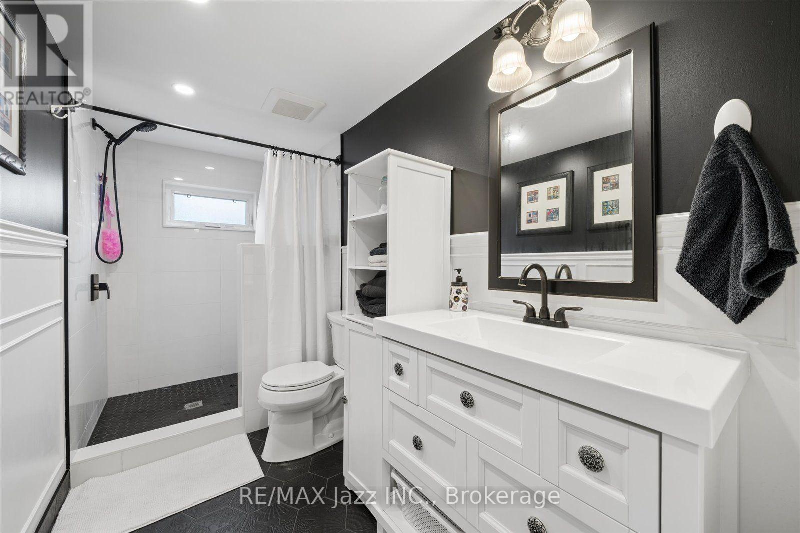 390 Mary Street N Property Photo 19