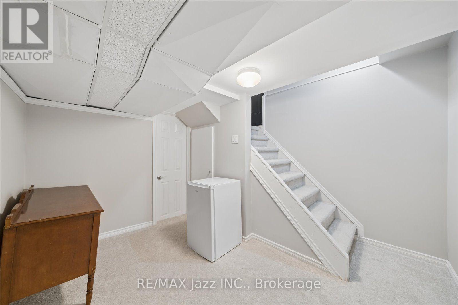 390 Mary Street N Property Photo 22