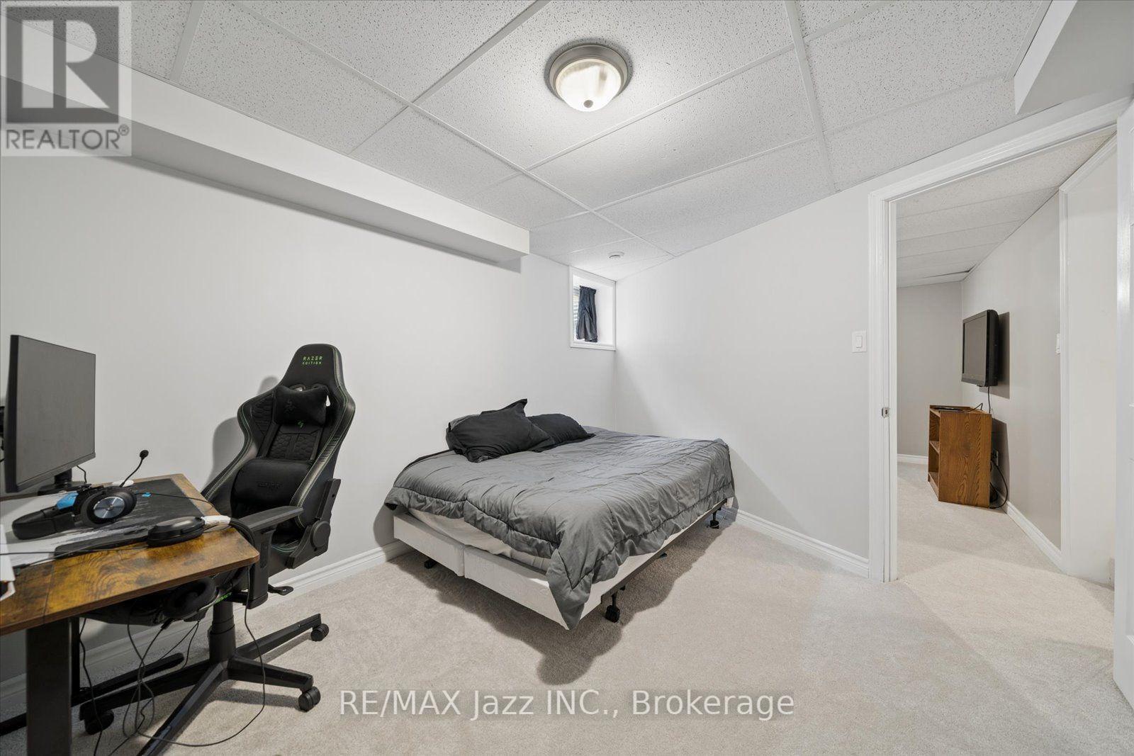 390 Mary Street N Property Photo 23