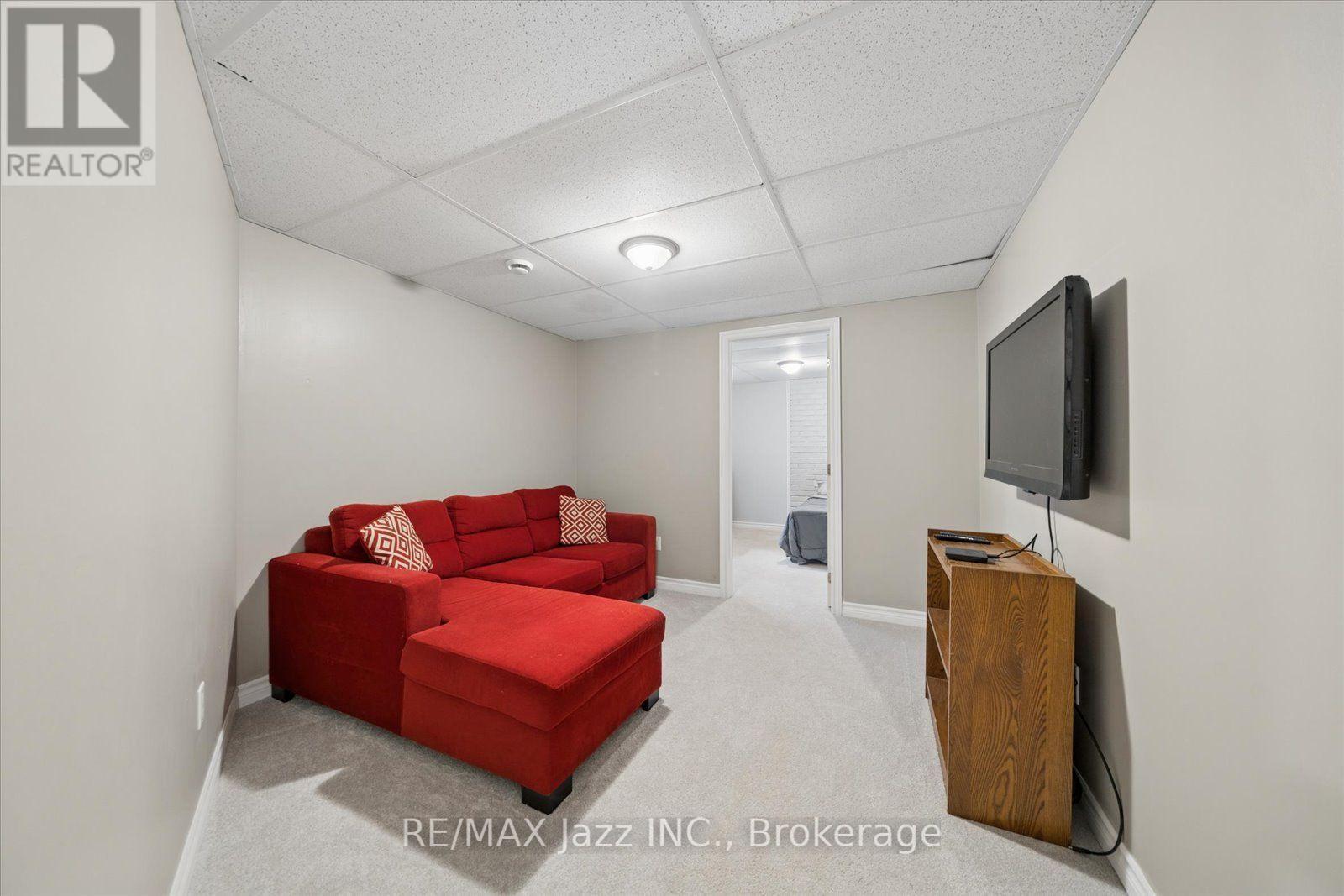 390 Mary Street N Property Photo 24