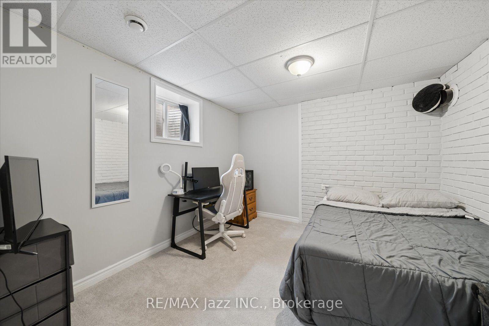 390 Mary Street N Property Photo 26