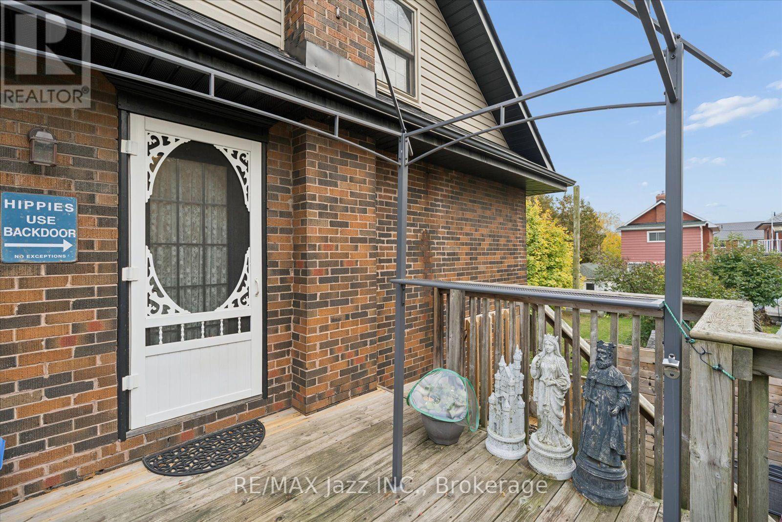 390 Mary Street N Property Photo 27