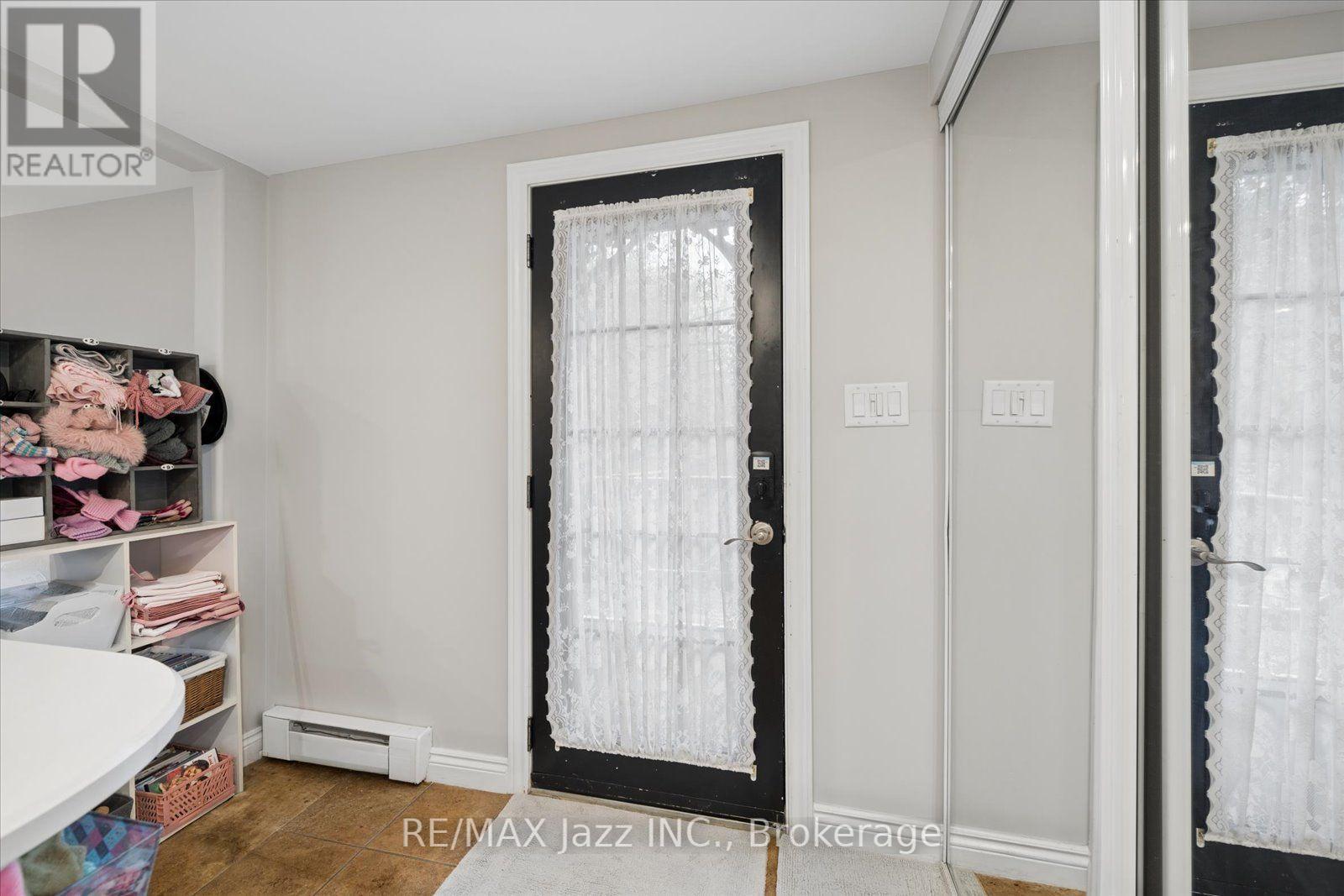 390 Mary Street N Property Photo 28