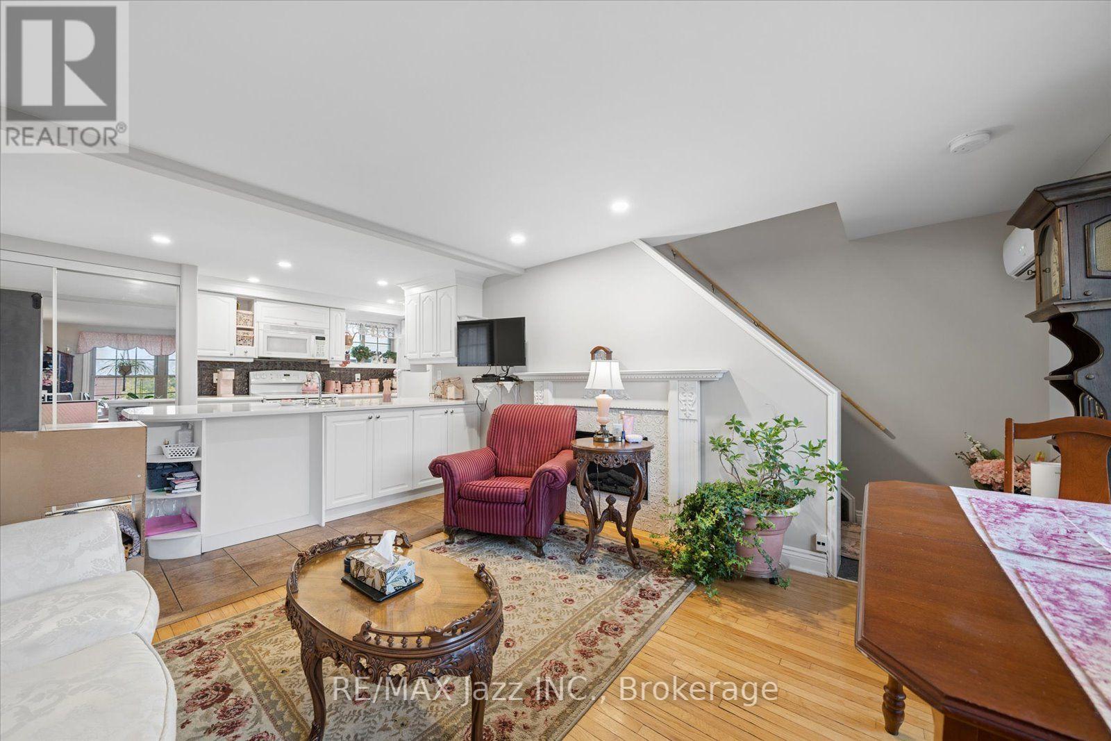 390 Mary Street N Property Photo 30