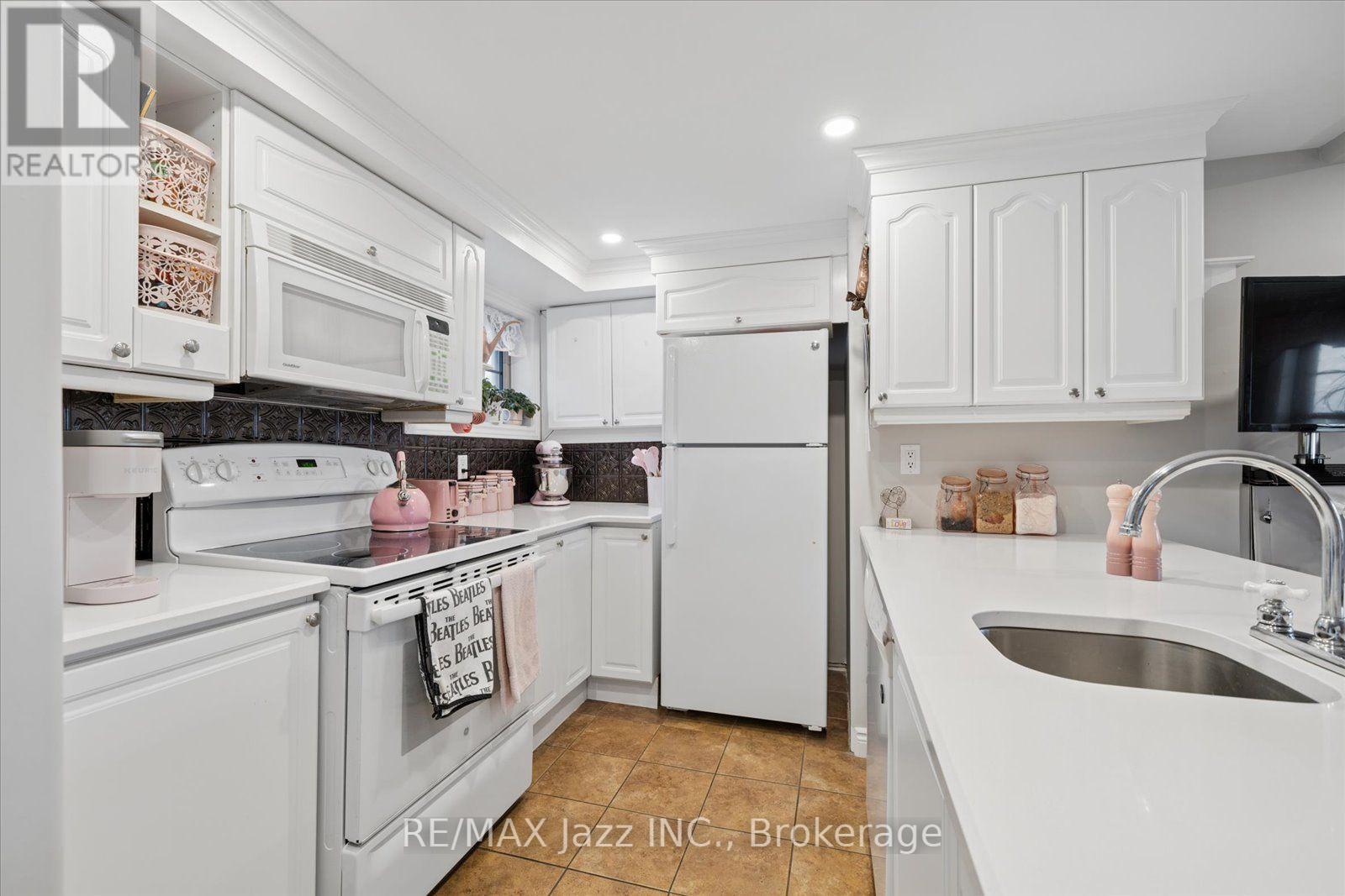 390 Mary Street N Property Photo 31