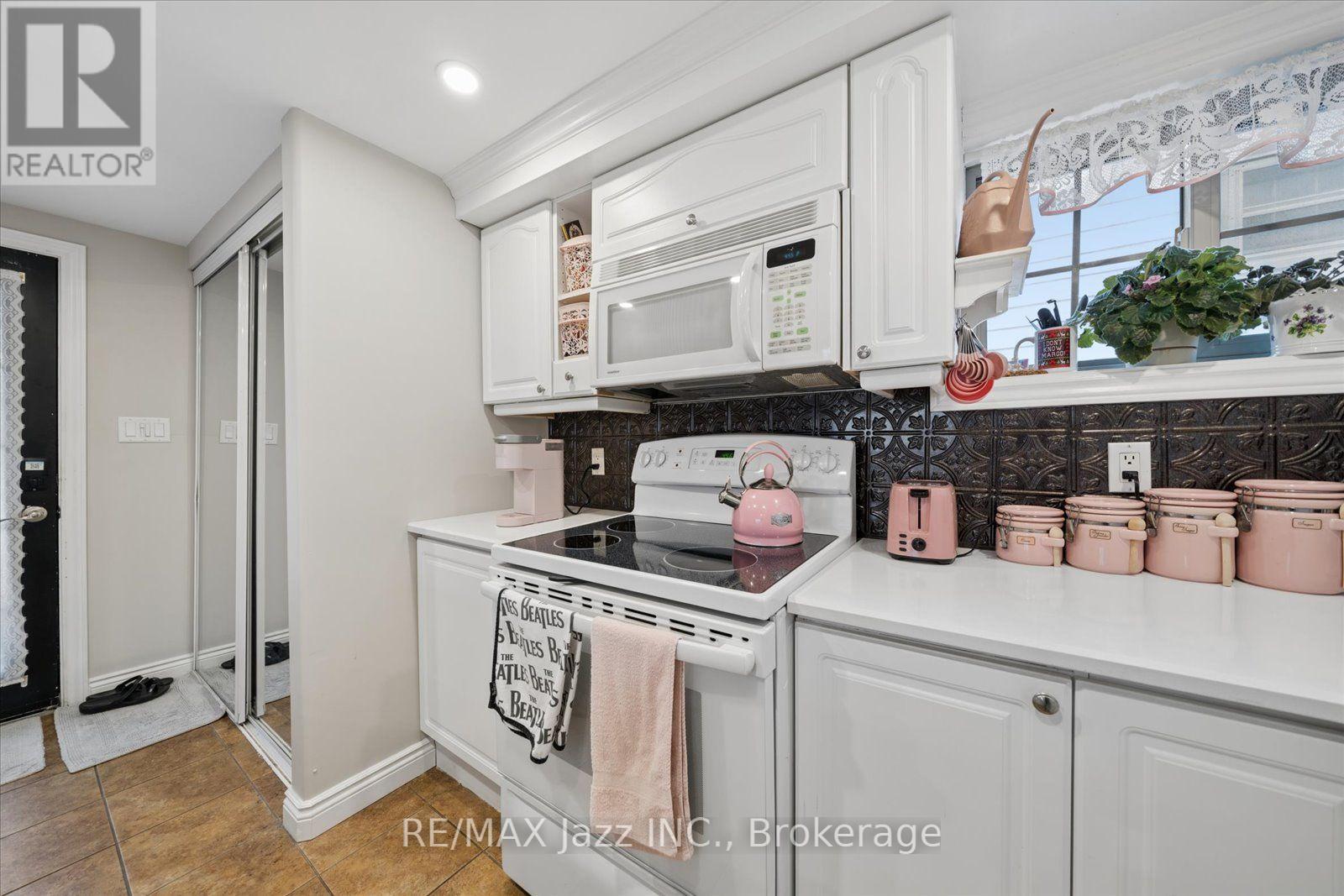 390 Mary Street N Property Photo 32