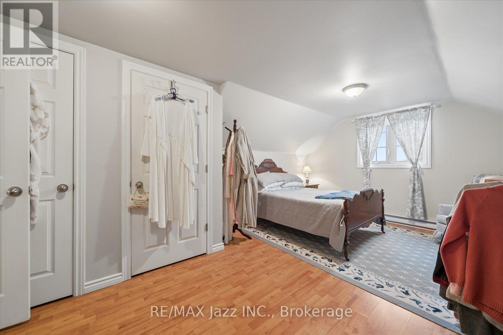 390 Mary Street N Property Photo 34