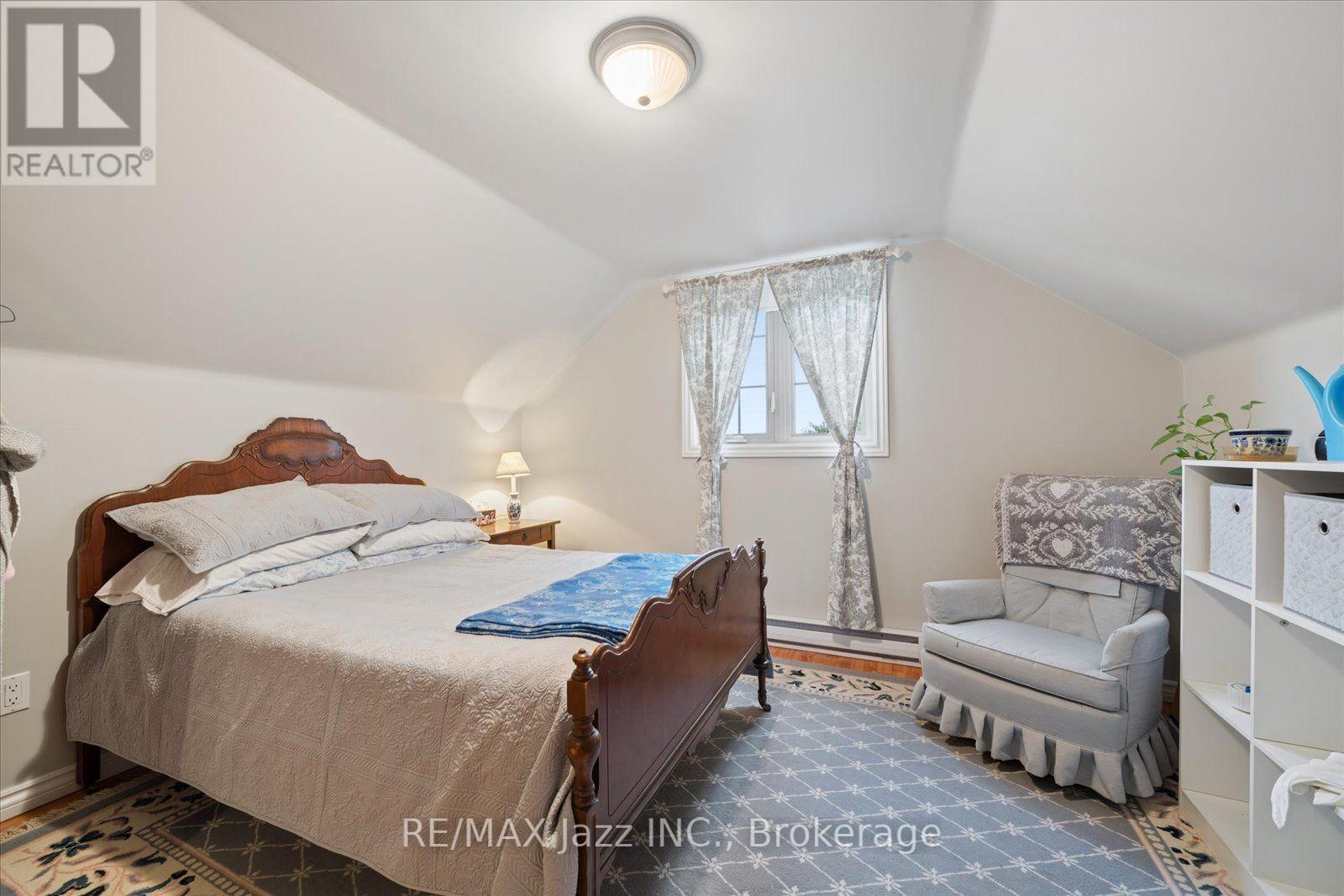 390 Mary Street N Property Photo 35