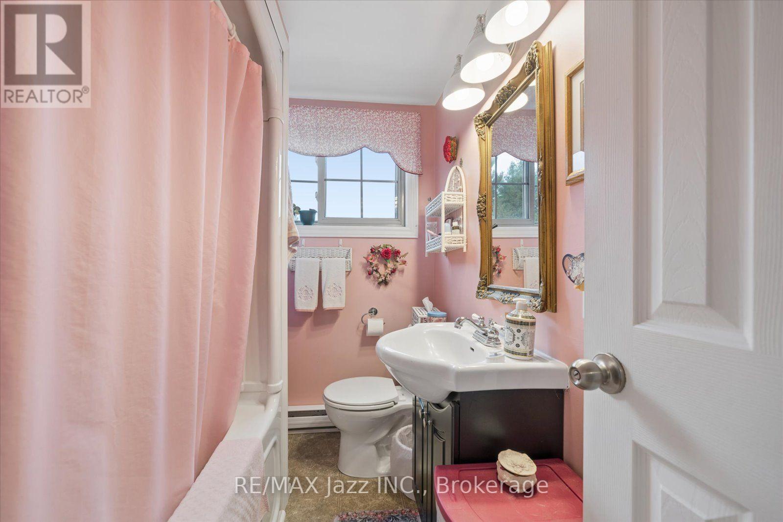 390 Mary Street N Property Photo 36