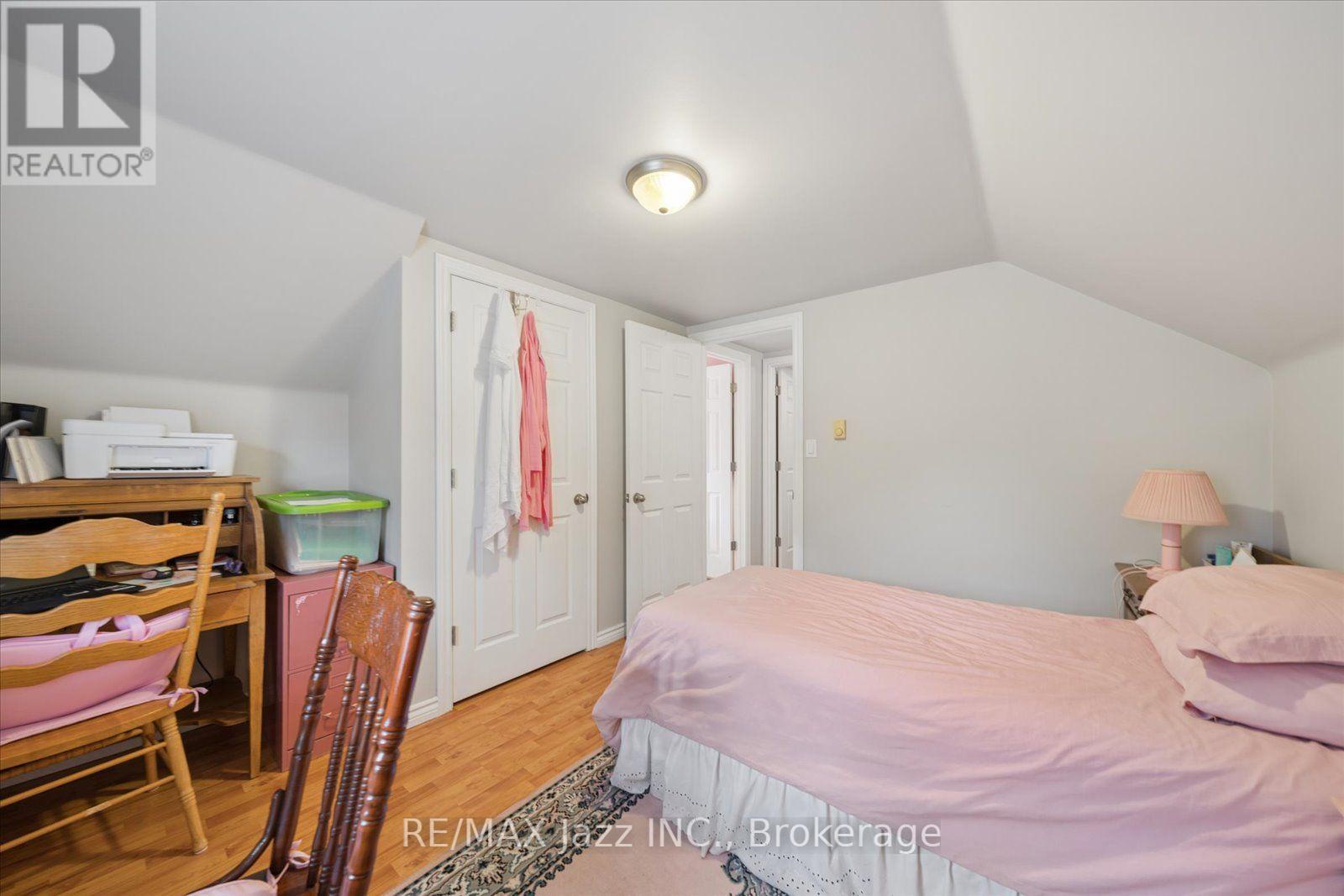 390 Mary Street N Property Photo 38