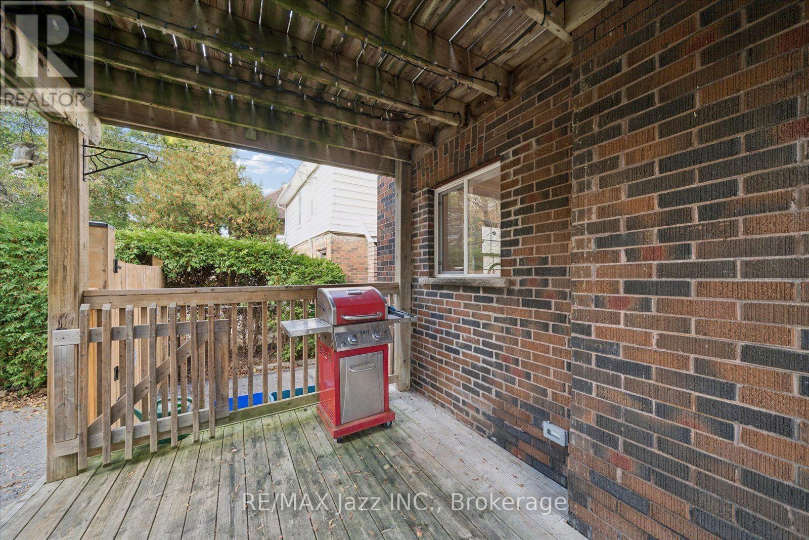 390 Mary Street N Property Photo 39