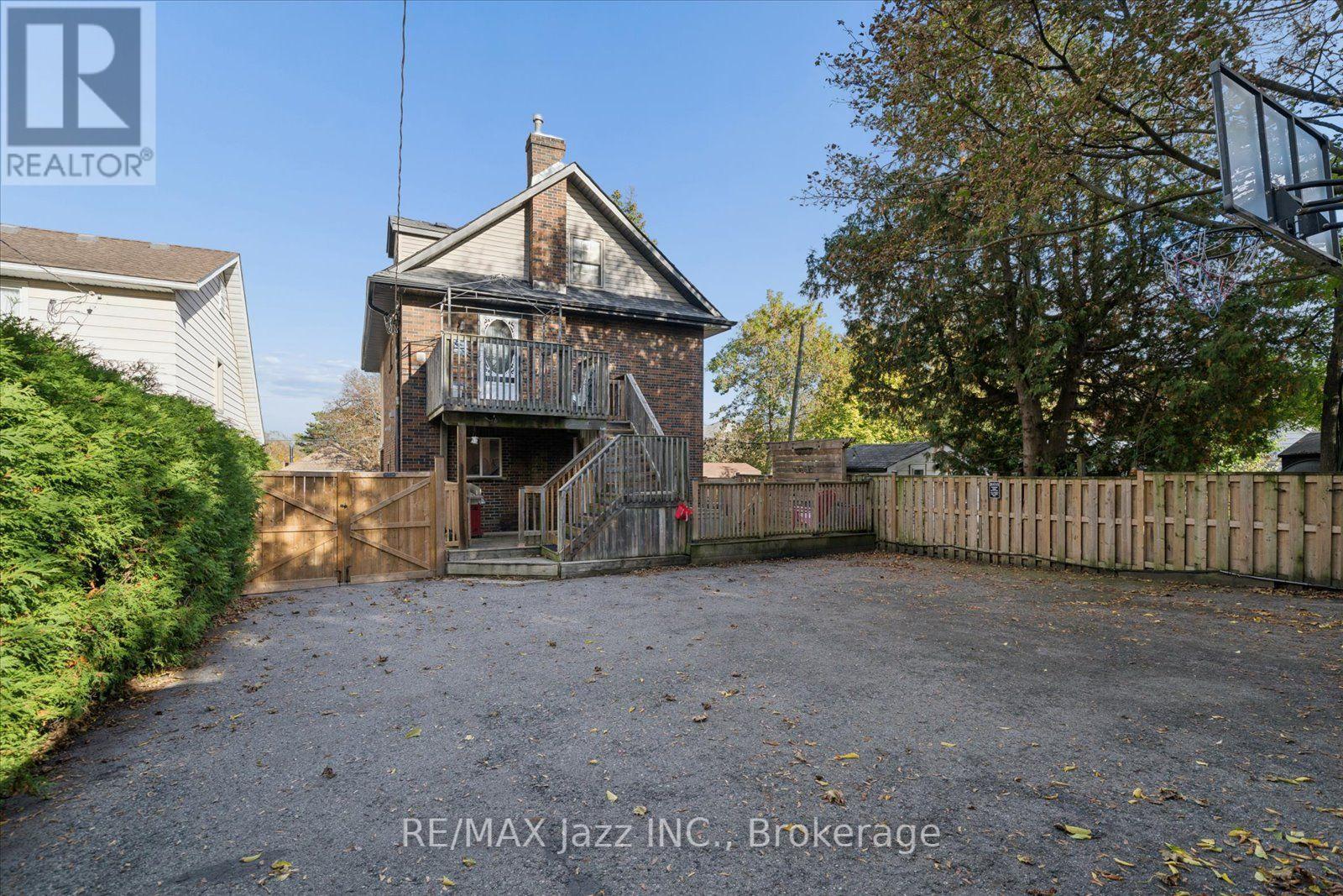 390 Mary Street N Property Photo 41