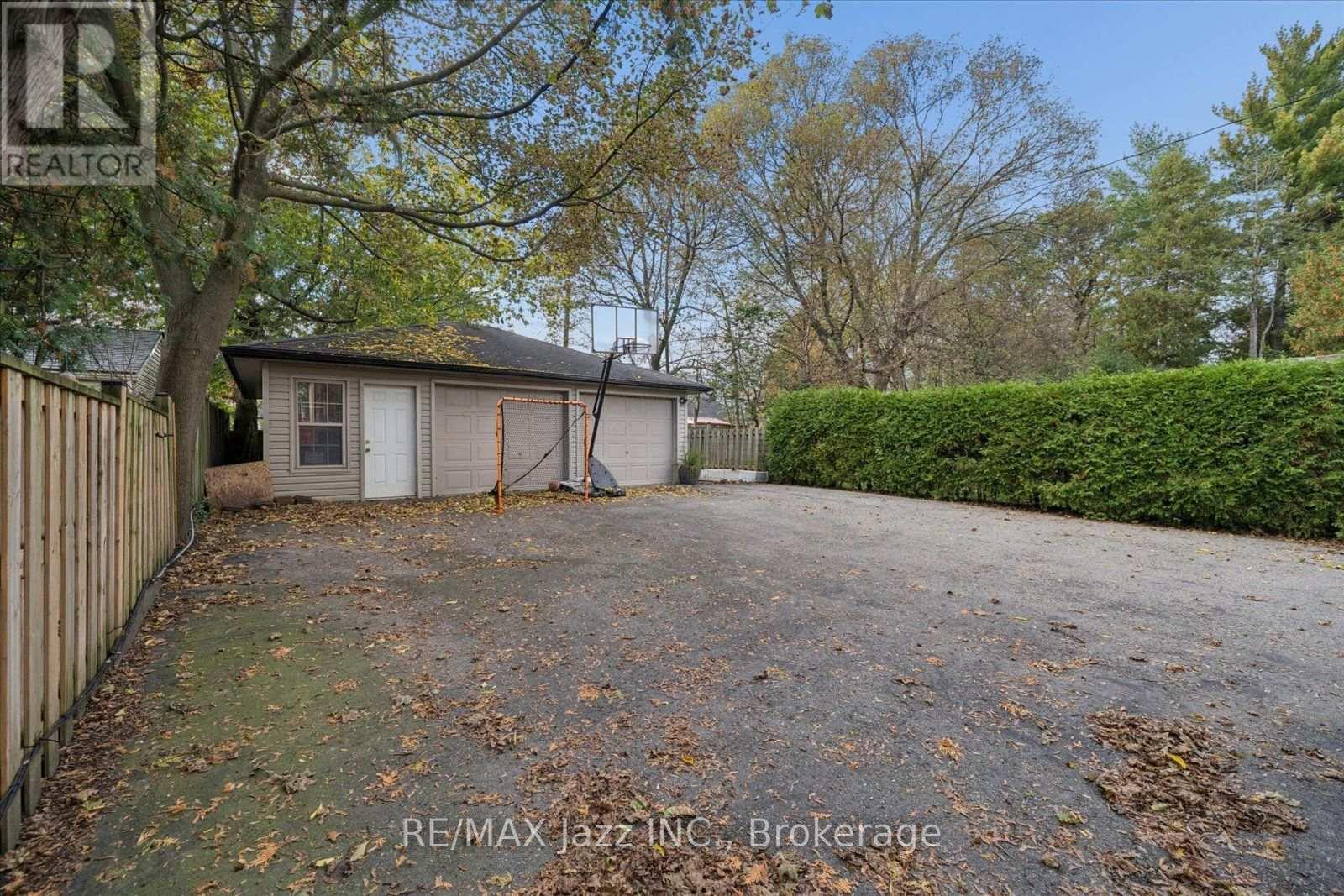 390 Mary Street N Property Photo 43