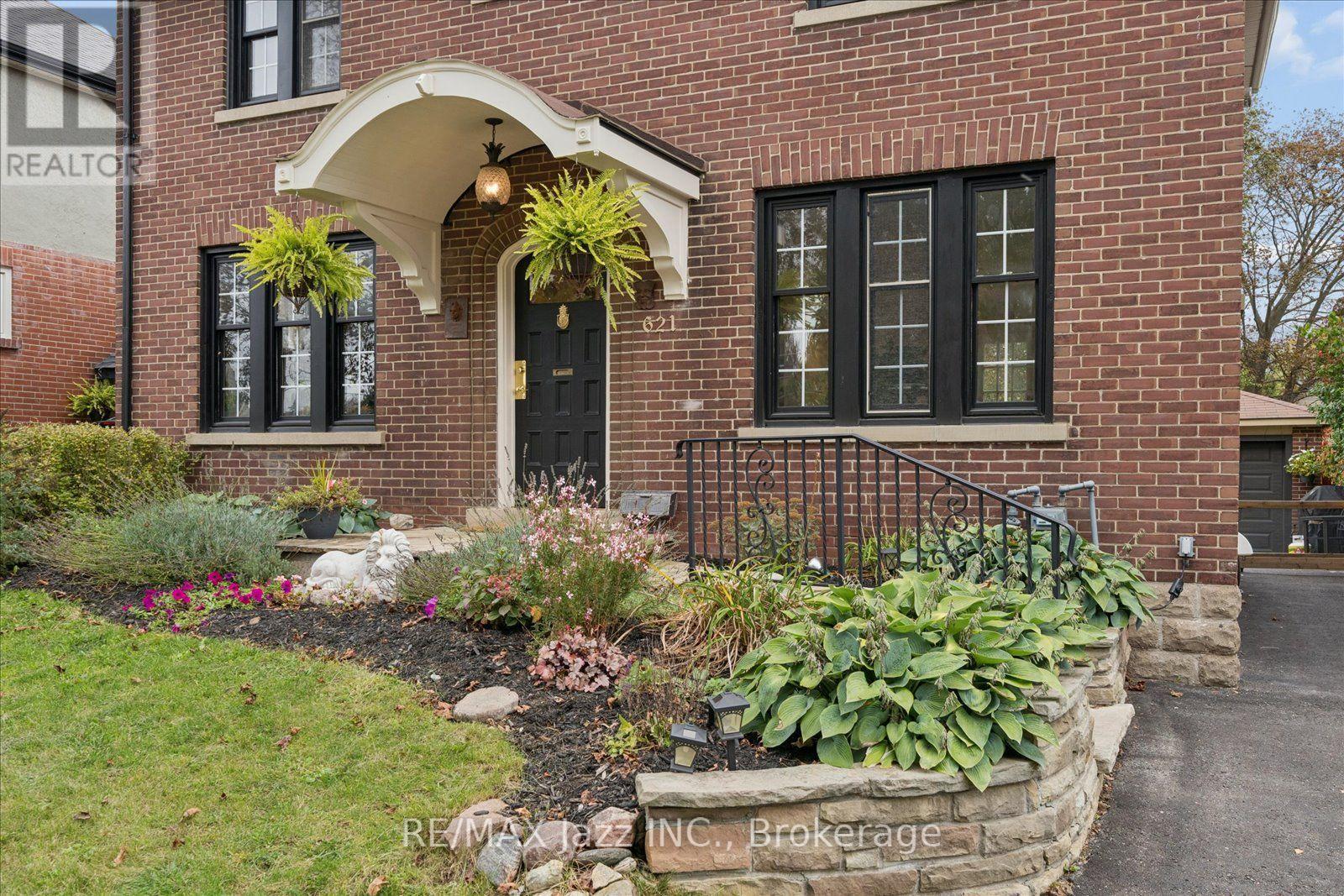 621 Masson Street Property Photo 4