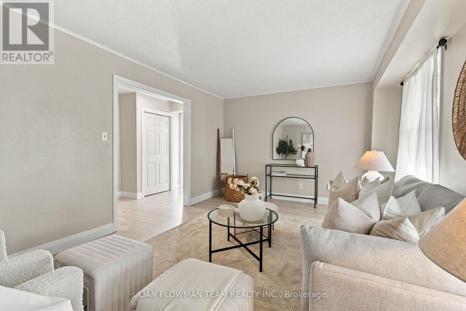 1385 Fenelon Crescent Property Photo 4
