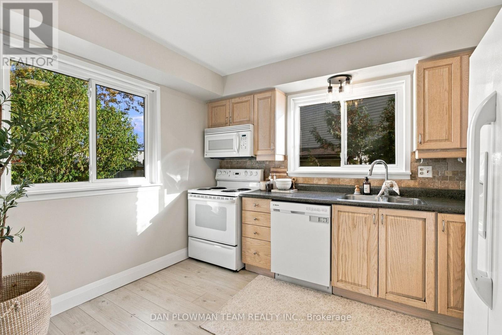 1385 Fenelon Crescent Property Photo 10
